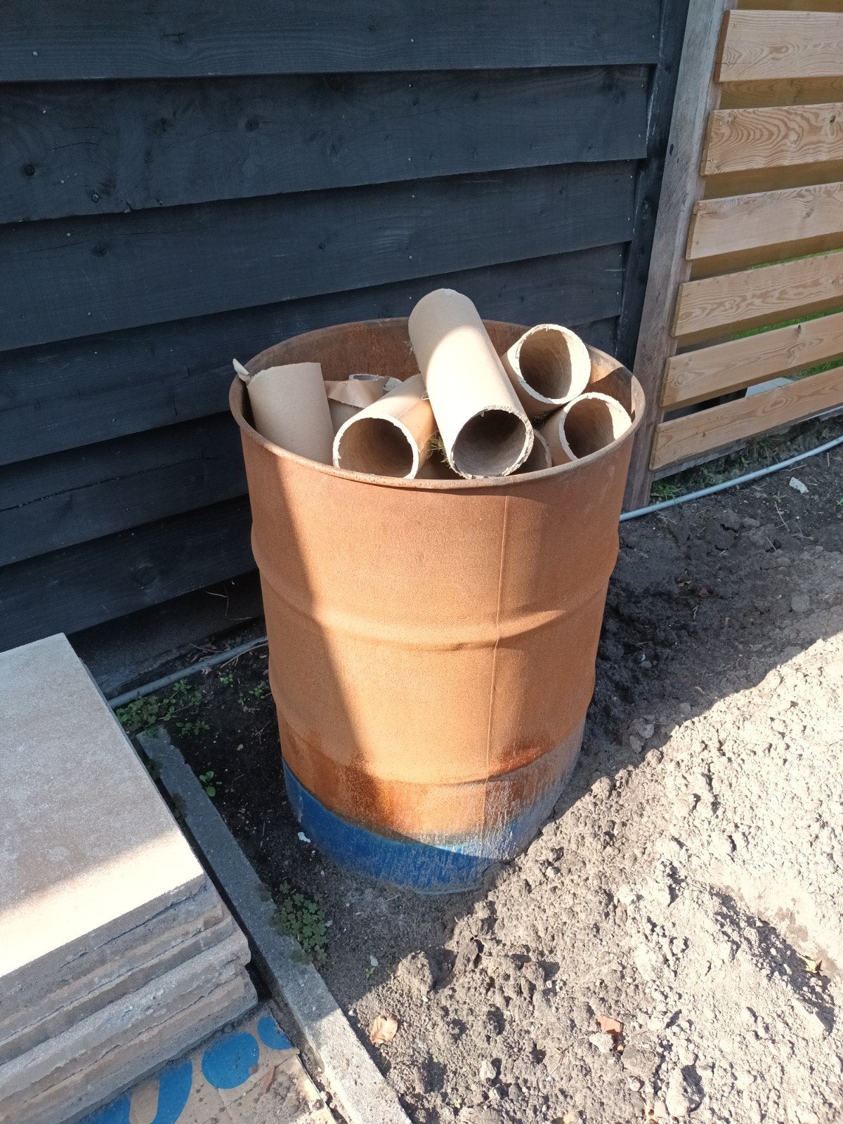 Metalen vat met kartonnen kokers, Ophalen, Gebruikt