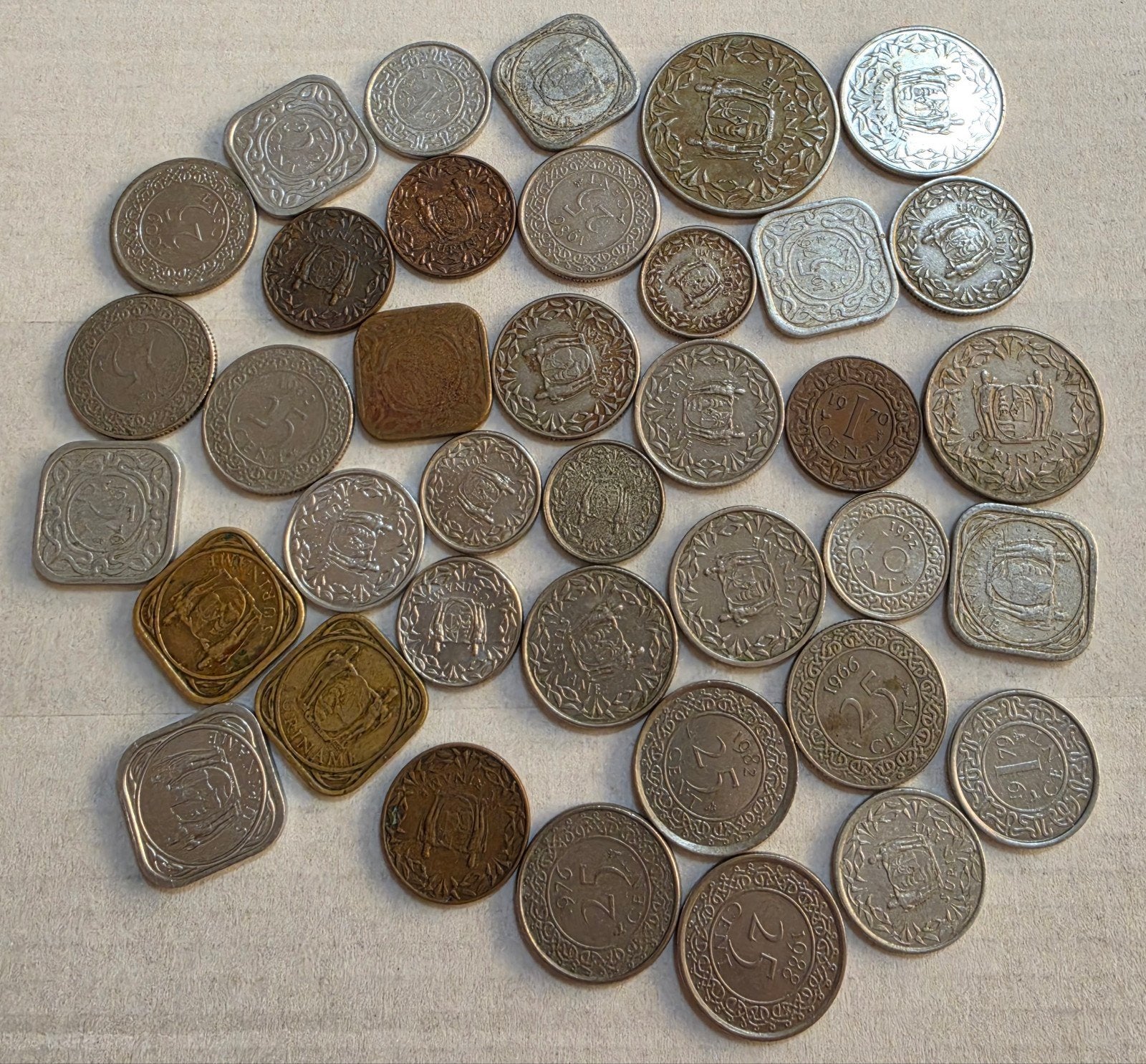 Diverse collectie oude munten uit Suriname. Los te koop, Ophalen of Verzenden, Vóór koninkrijk