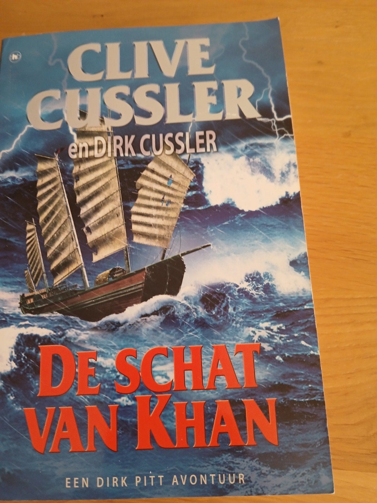 Clive Cussler - De Schat van Khan (Dirk Pitt Avontuur), Boeken, Ophalen of Verzenden, Gelezen, Clive Cussler en Dirk Cussler