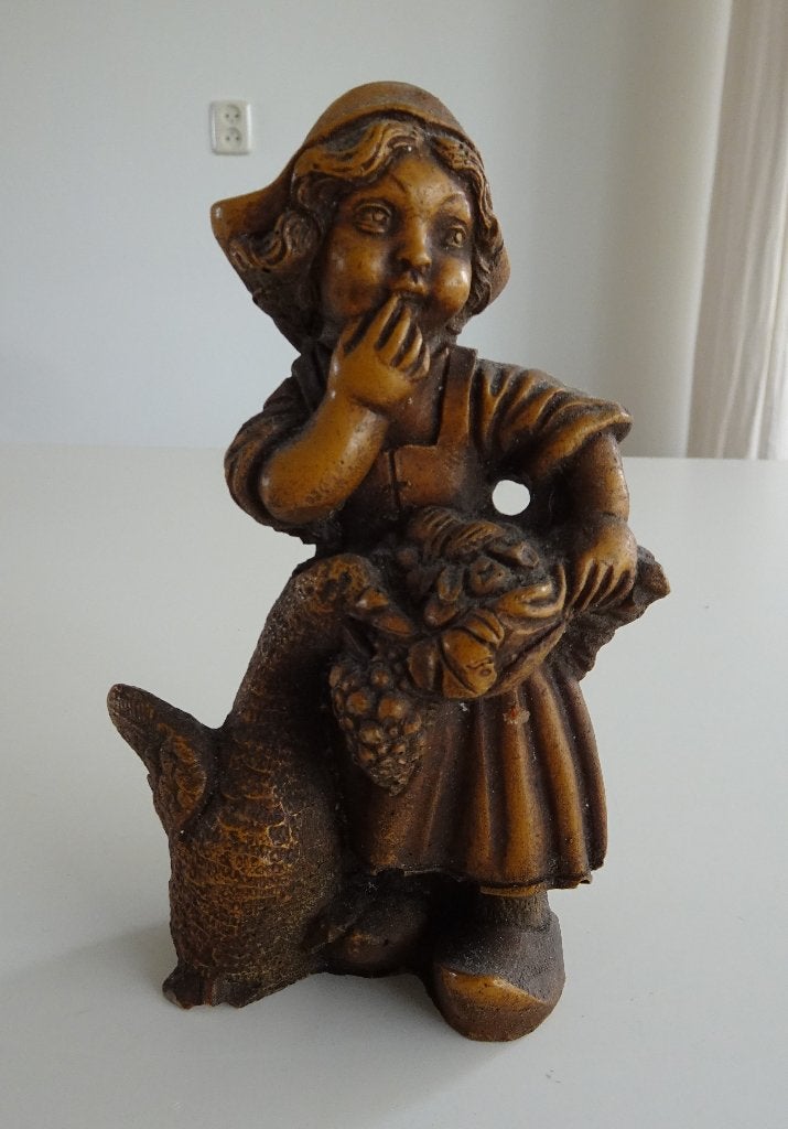 Vintage Beeld van Meisje met Fruitmand en Gans, Ophalen