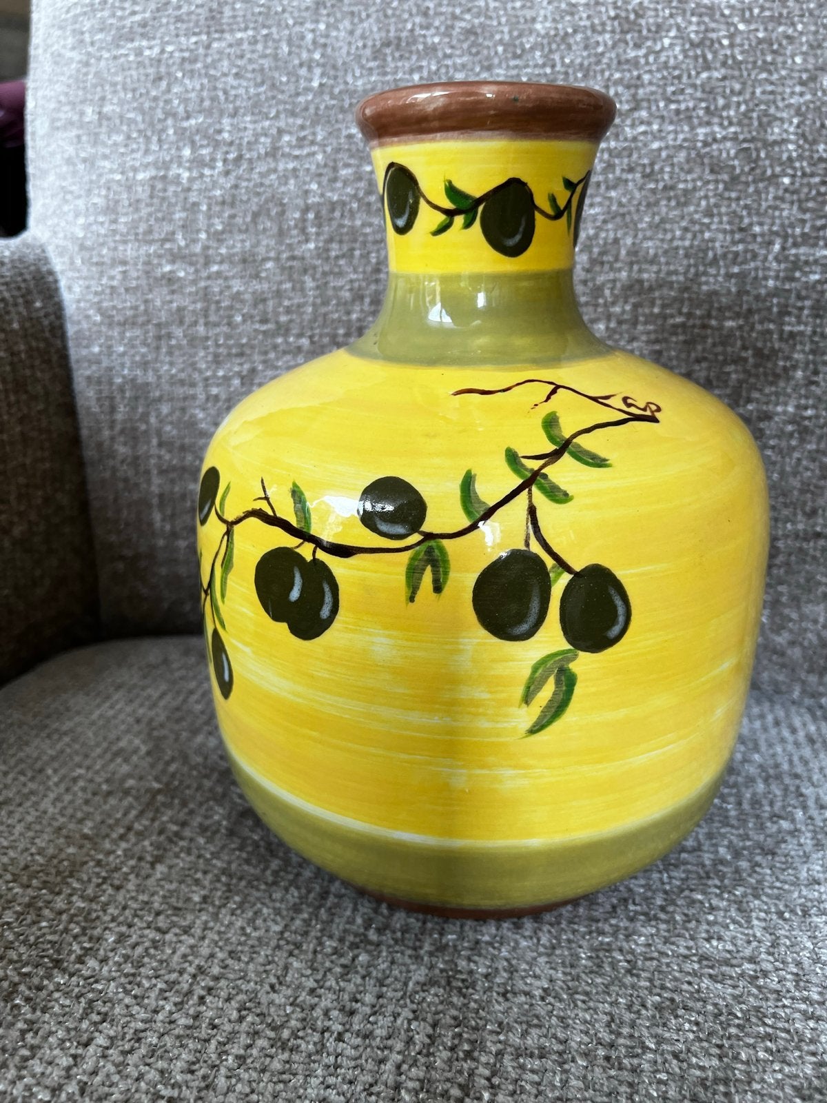 Handbeschilderde Italiaanse vaas met olijftakken decoratie, Geel, Ophalen of Verzenden, Zo goed als nieuw, 22 cm