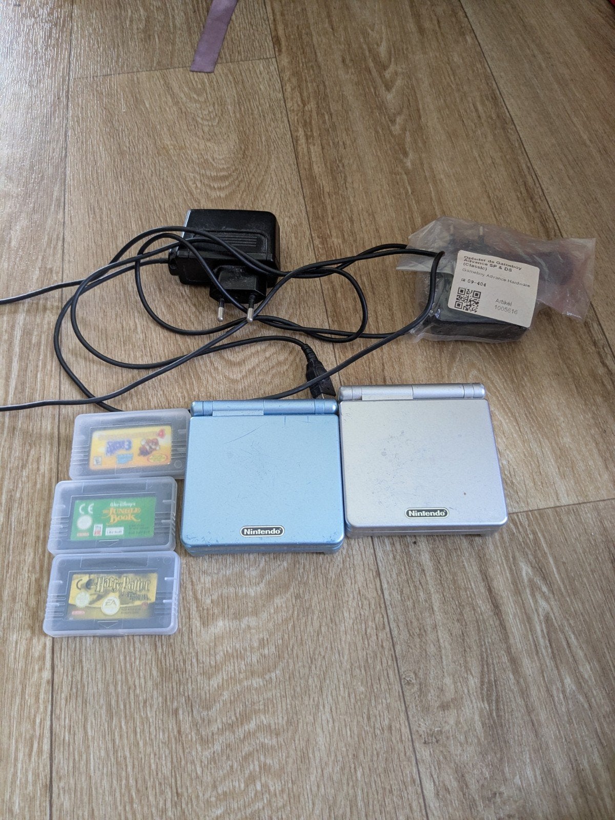 2 Game Boy Advance SP consoles met 3 games, Spelcomputers en Games, Verzenden, Gebruikt, Game Boy Advance SP, Met games