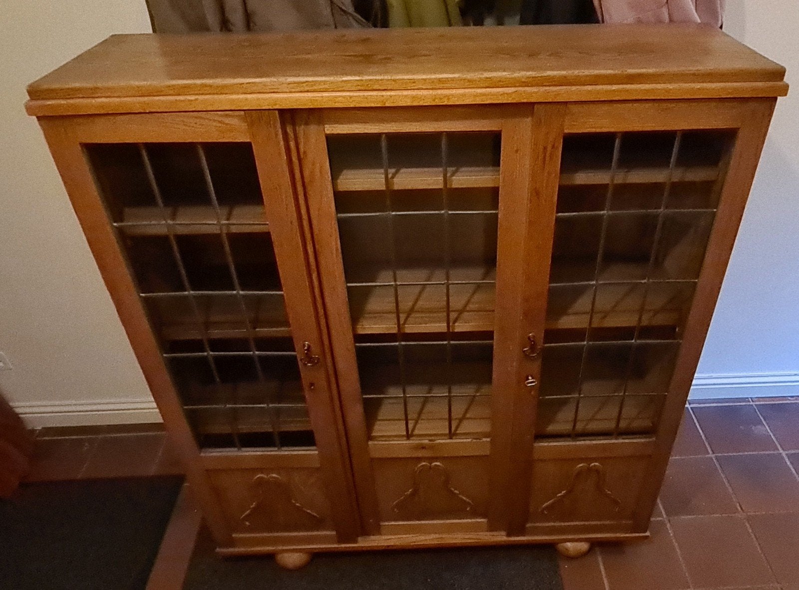 Antieke eikenhouten boekenkast vitrinekast met glas-in-lood, Huis en Inrichting, Ophalen, 100 tot 150 cm, Antiek, Klassiek, 25 tot 50 cm