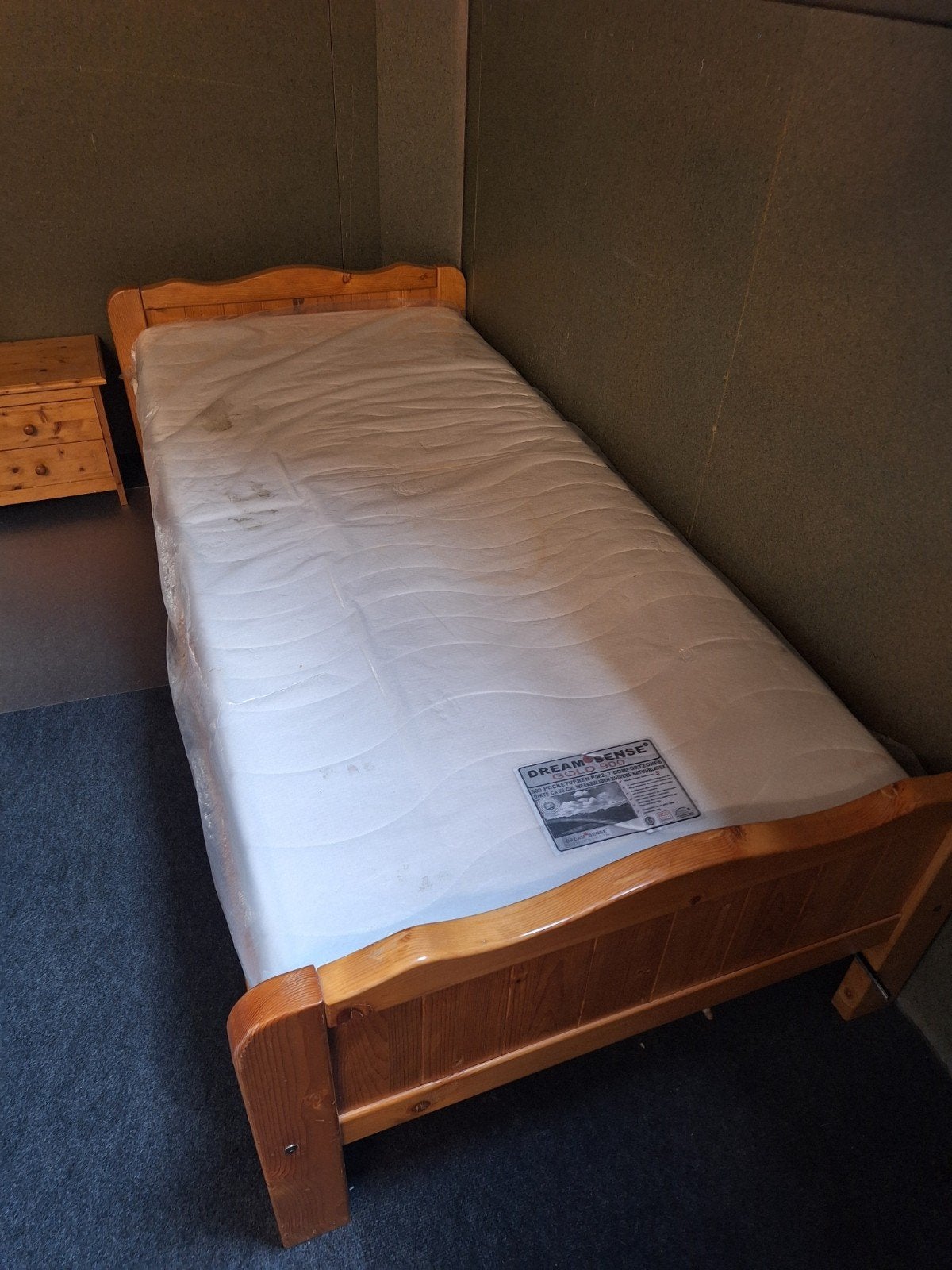 Eenpersoonsbed van grenenhout en nachtkastje, Ophalen, Gebruikt, 90 cm, Eenpersoons