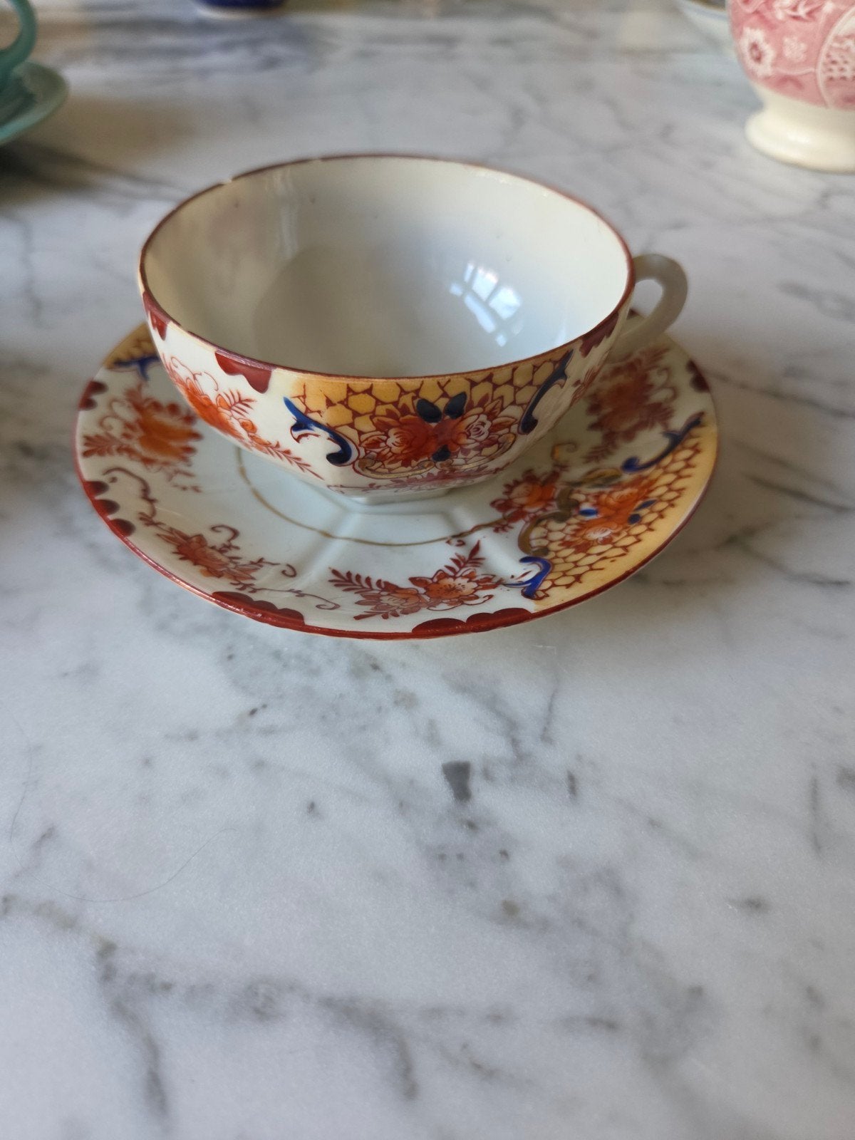 Antieke kop en schotel met bloemmotief, Ophalen