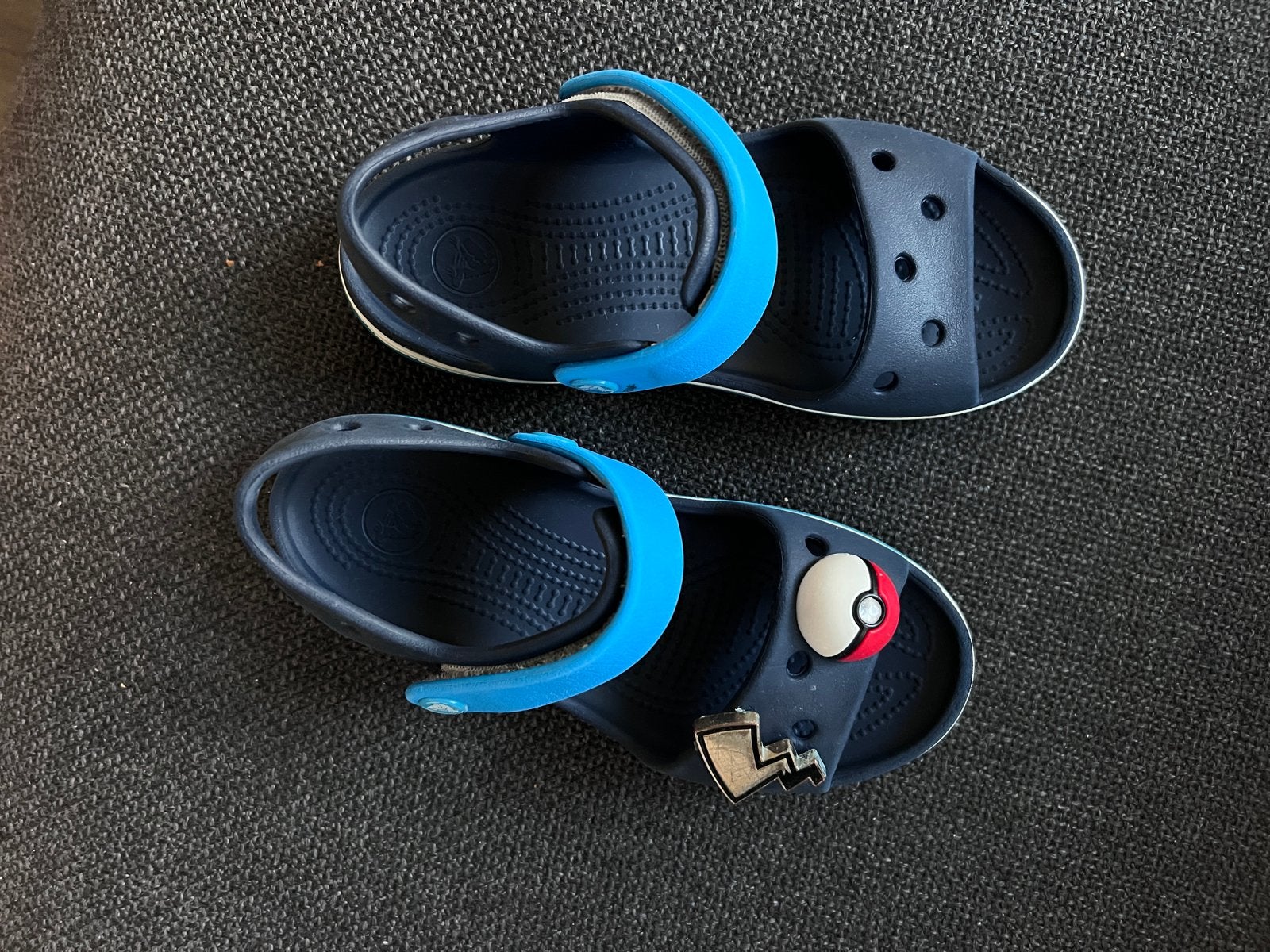 Crocs sandalen maat C18 met Pokémon Jibbitz, Kinderen en Baby's, Ophalen of Verzenden, Gebruikt, Jongetje, Schoentjes