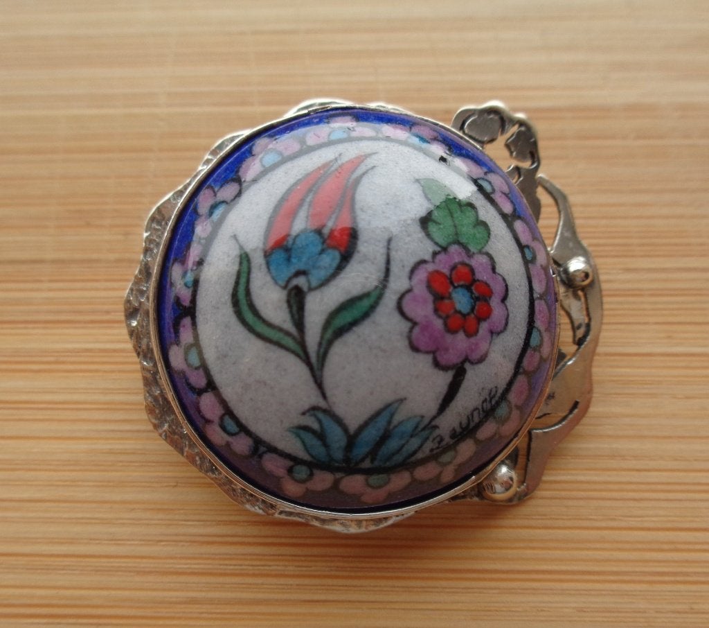zilveren broche met keramiek steen met bloemen [302], 4 tot 7 cm, Verzenden, Zo goed als nieuw, Zilver