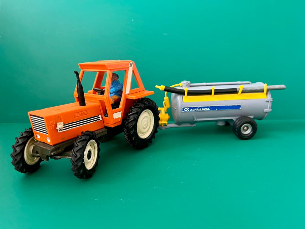 Britains Fiat 880 DT met Alfa-Laval giertank, Hobby en Vrije tijd, Modelauto's | 1:32, Ophalen of Verzenden, Gebruikt, Tractor of Landbouw