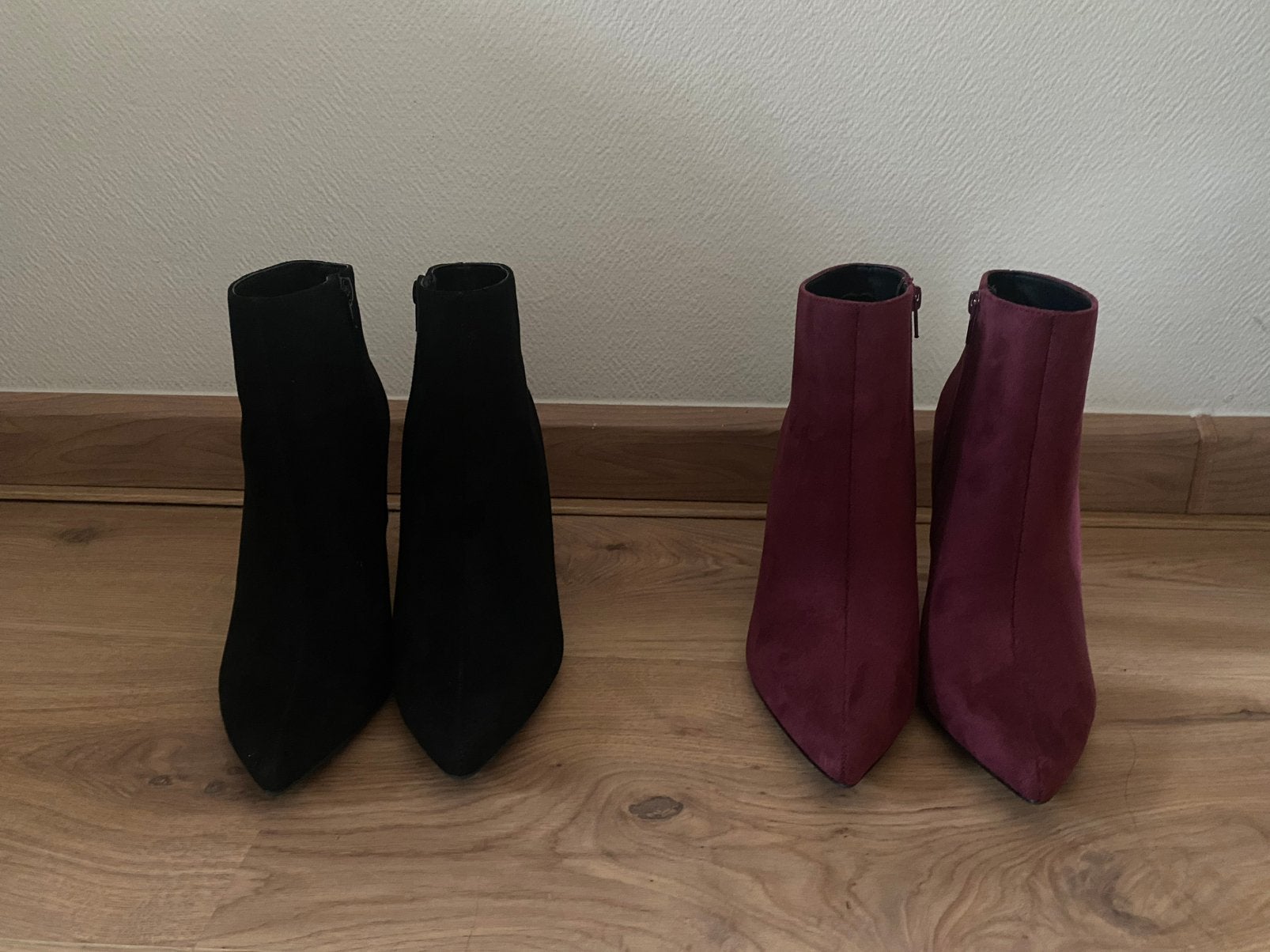 Zwart en Bordeaux Suede enkel laarsje mt 40 zgan p.p.€12,50, Kleding | Dames, Ophalen, Zo goed als nieuw, Rood