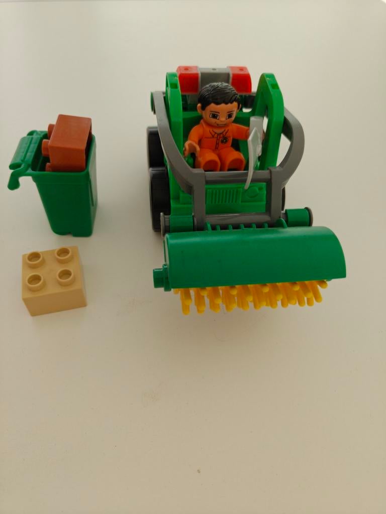 Duplo 4978 Vuilniswagen met veegborstel en figuur, Ophalen of Verzenden