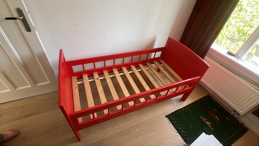 Gezellig rood peuterbed, Ophalen, Zo goed als nieuw, 140 tot 160 cm, 70 tot 85 cm