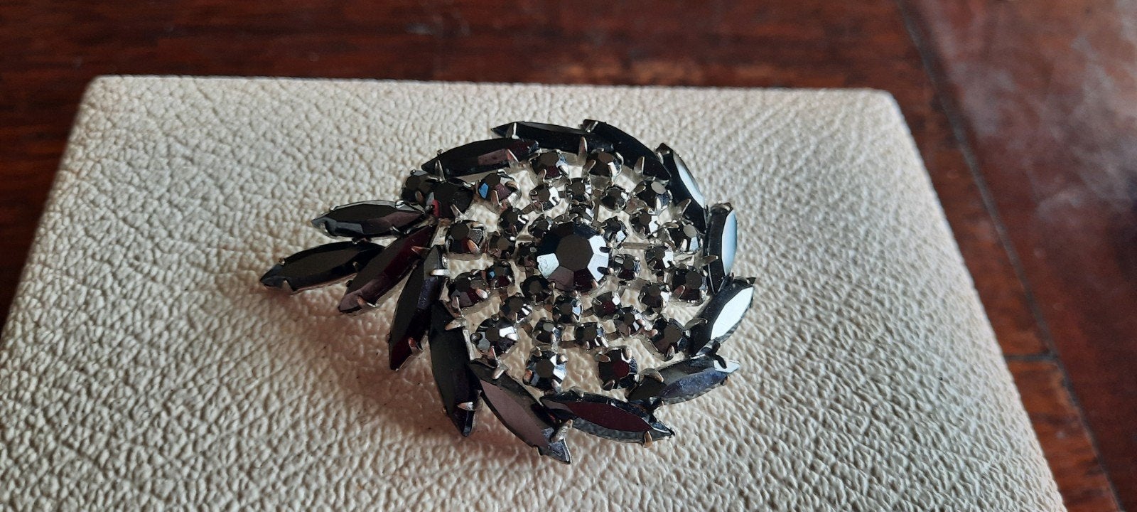 Vintage rouwbroche met Swarovski kristal, Ophalen of Verzenden, Overige materialen
