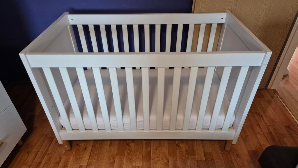 Wit babybedje met verstelbare matrashoogte., Ophalen, Zo goed als nieuw, Minder dan 140 cm, Minder dan 70 cm