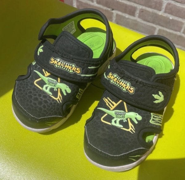 Skechers Sandalen met Dino maat 26, Gebruikt, Overige typen, Ophalen of Verzenden, Jongetje