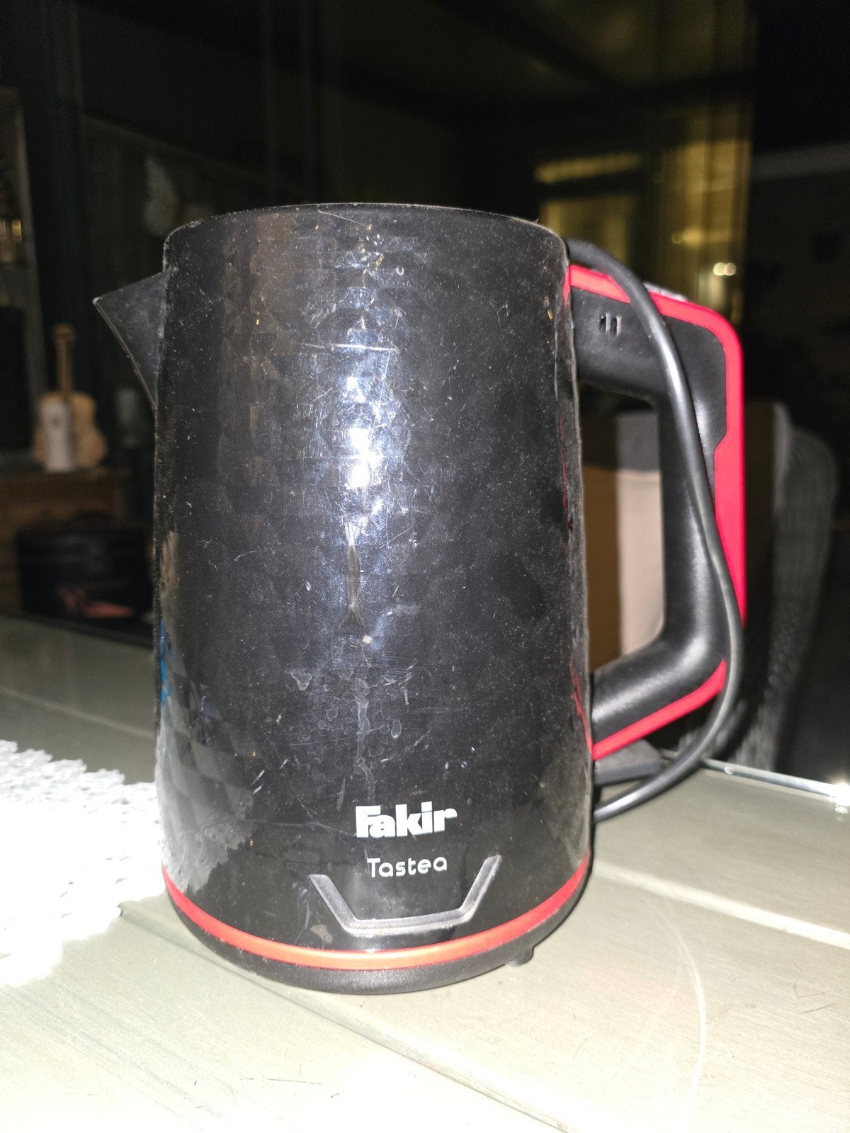 Fakir Tastea waterkoker - Zwart met rood accent, Witgoed en Apparatuur, Waterkokers, 1 tot 2 liter, Ophalen, Gebruikt, Draadloos