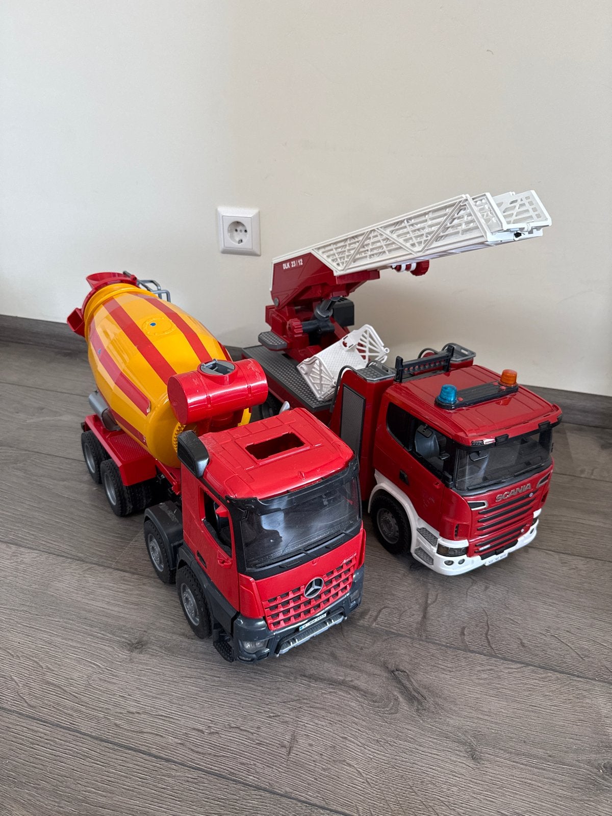 Bruder Grote Vrachtwagens: Cementmixer en Brandweerwagen, Ophalen, Gebruikt