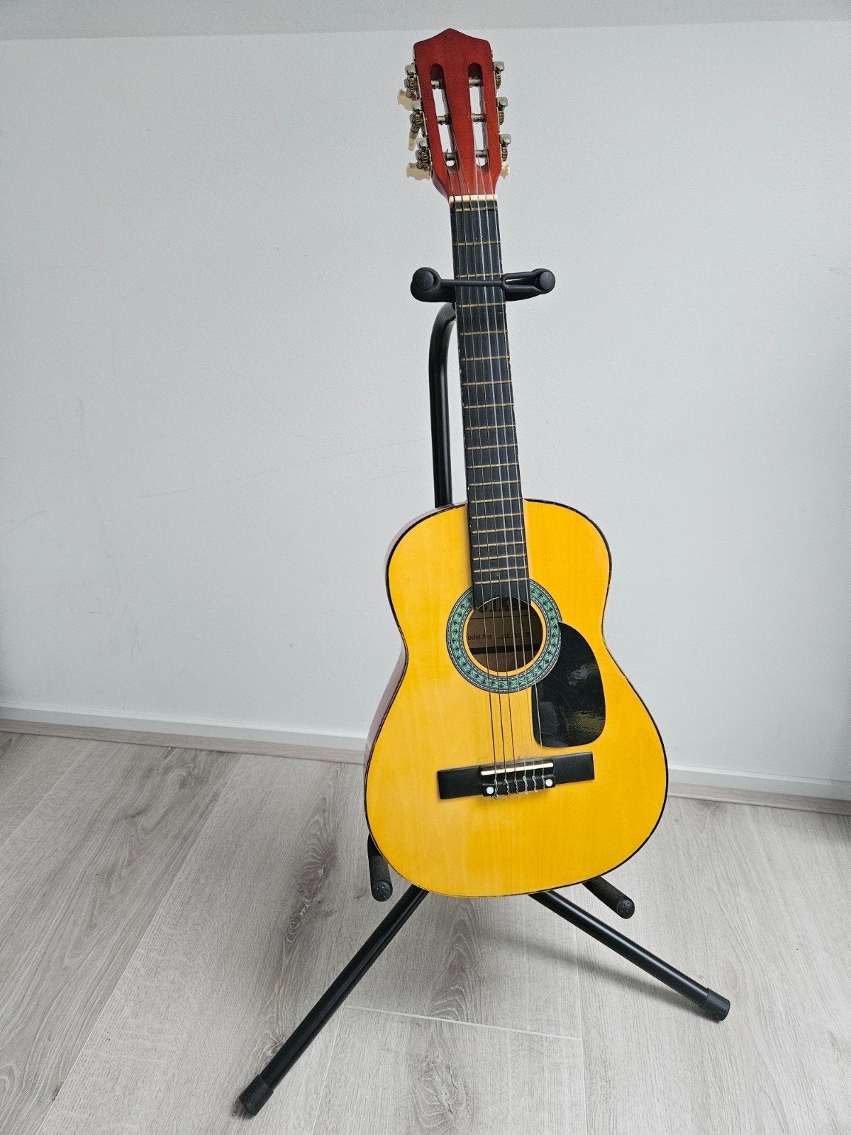 Musikids kindergitaar GP-1/YW met standaard en plectrum, Ophalen of Verzenden, Zo goed als nieuw, Klassieke of Spaanse gitaar