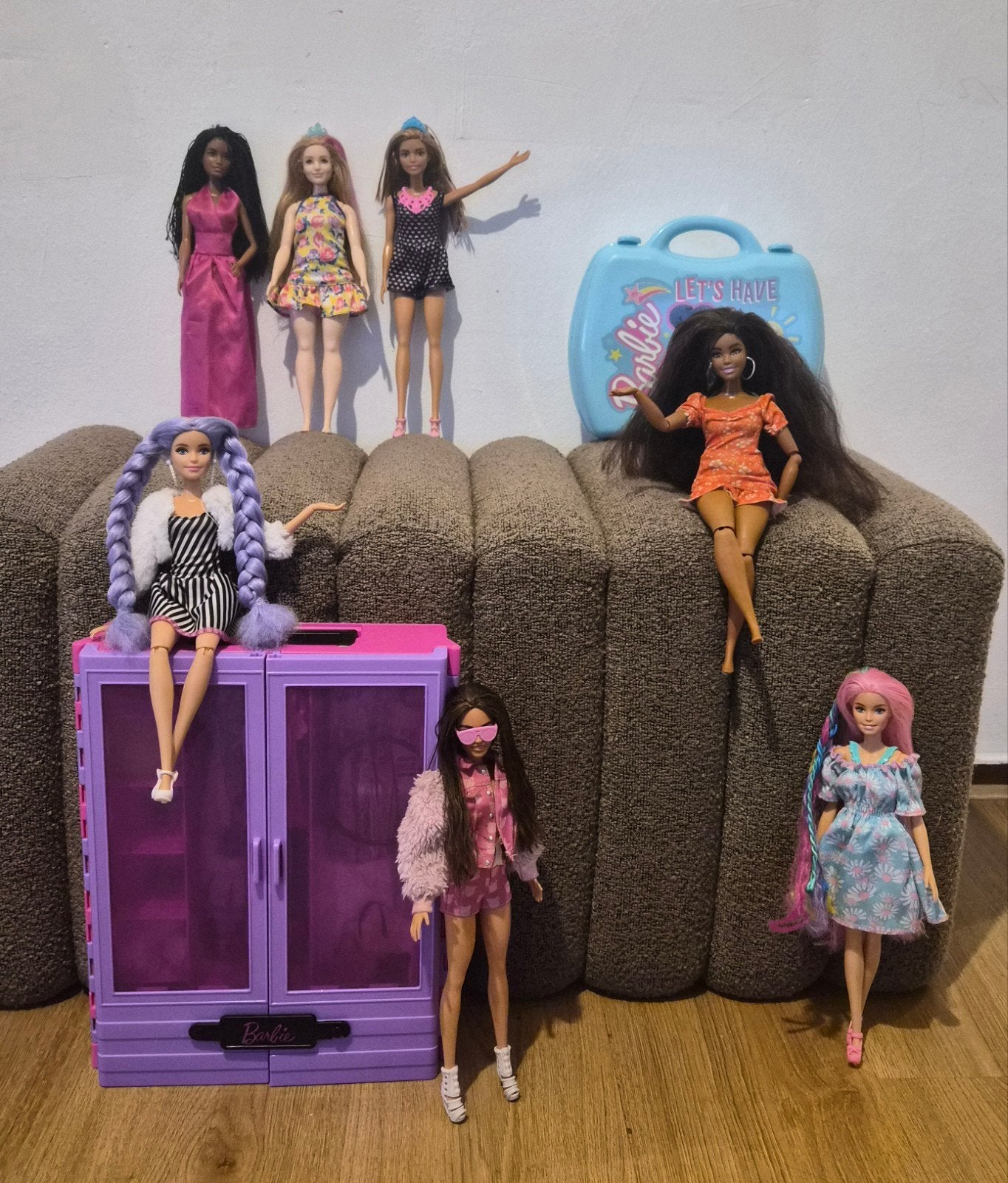 Barbie, 7 stuks, met kledingkast en koffer, Ophalen of Verzenden, Barbie