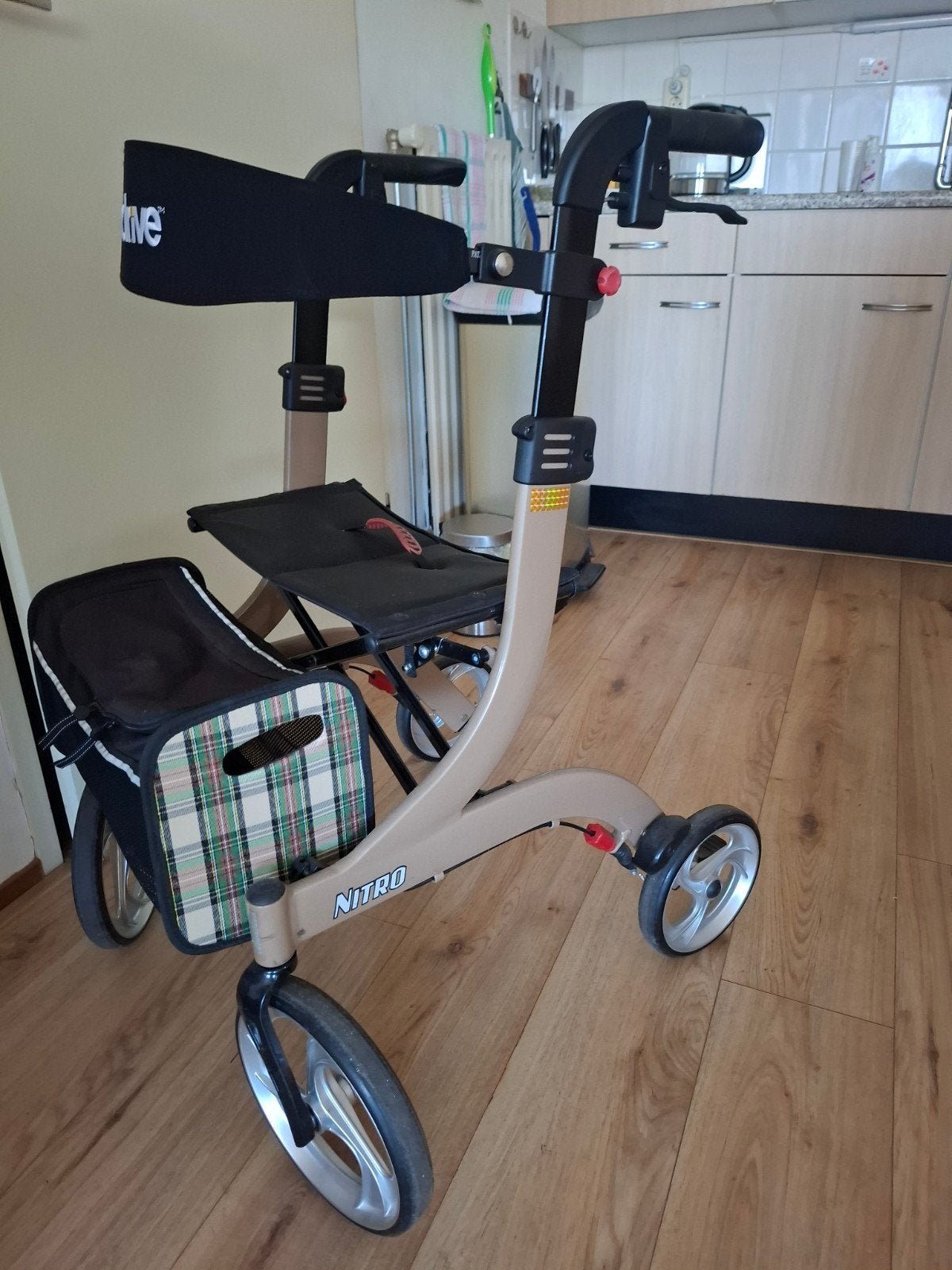Rollator nitro drive S, Diversen, Rollators, Ophalen, Opvouwbaar, Zo goed als nieuw