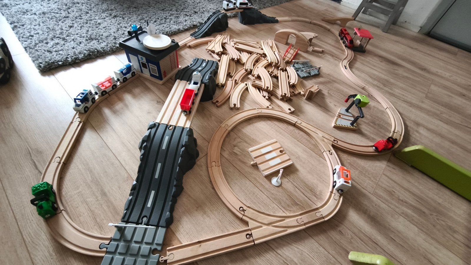 Grote houten treinbaan set met elektrische treintjes, Kinderen en Baby's, Speelgoed | Houten speelgoed, Ophalen of Verzenden, Gebruikt