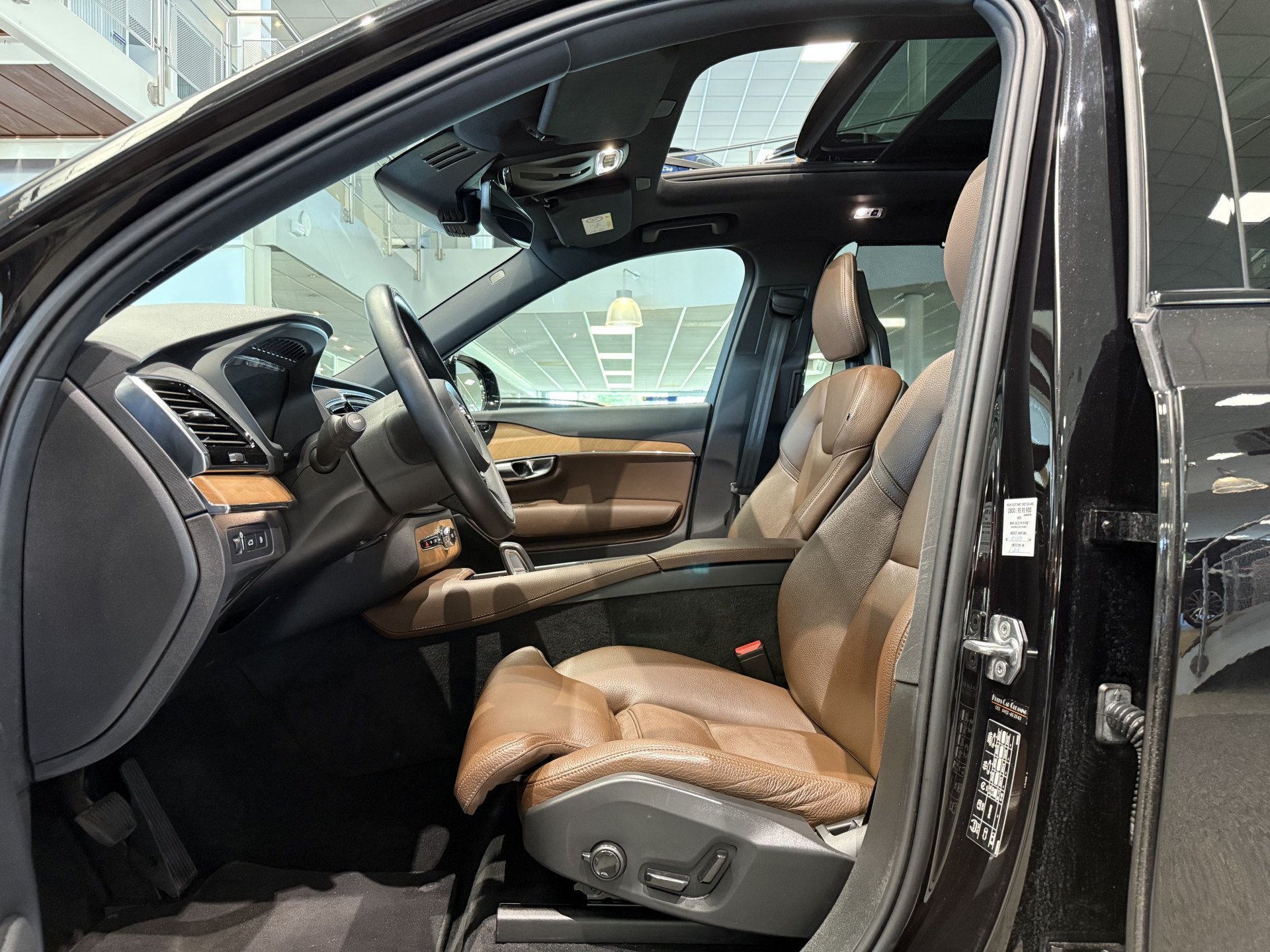 Foto 10 van Volvo XC90 2.0 T8 Recharge AWD R-Design, Trekhaak, Luchtveri