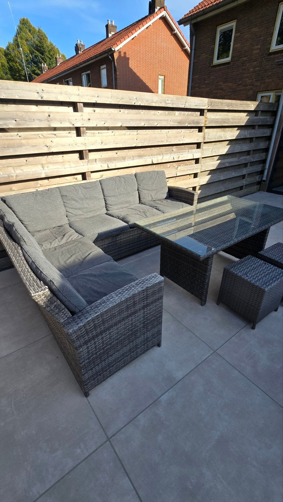 Wicker loungeset met tafel en krukjes, Ophalen, 5 zitplaatsen, Gebruikt, Bank