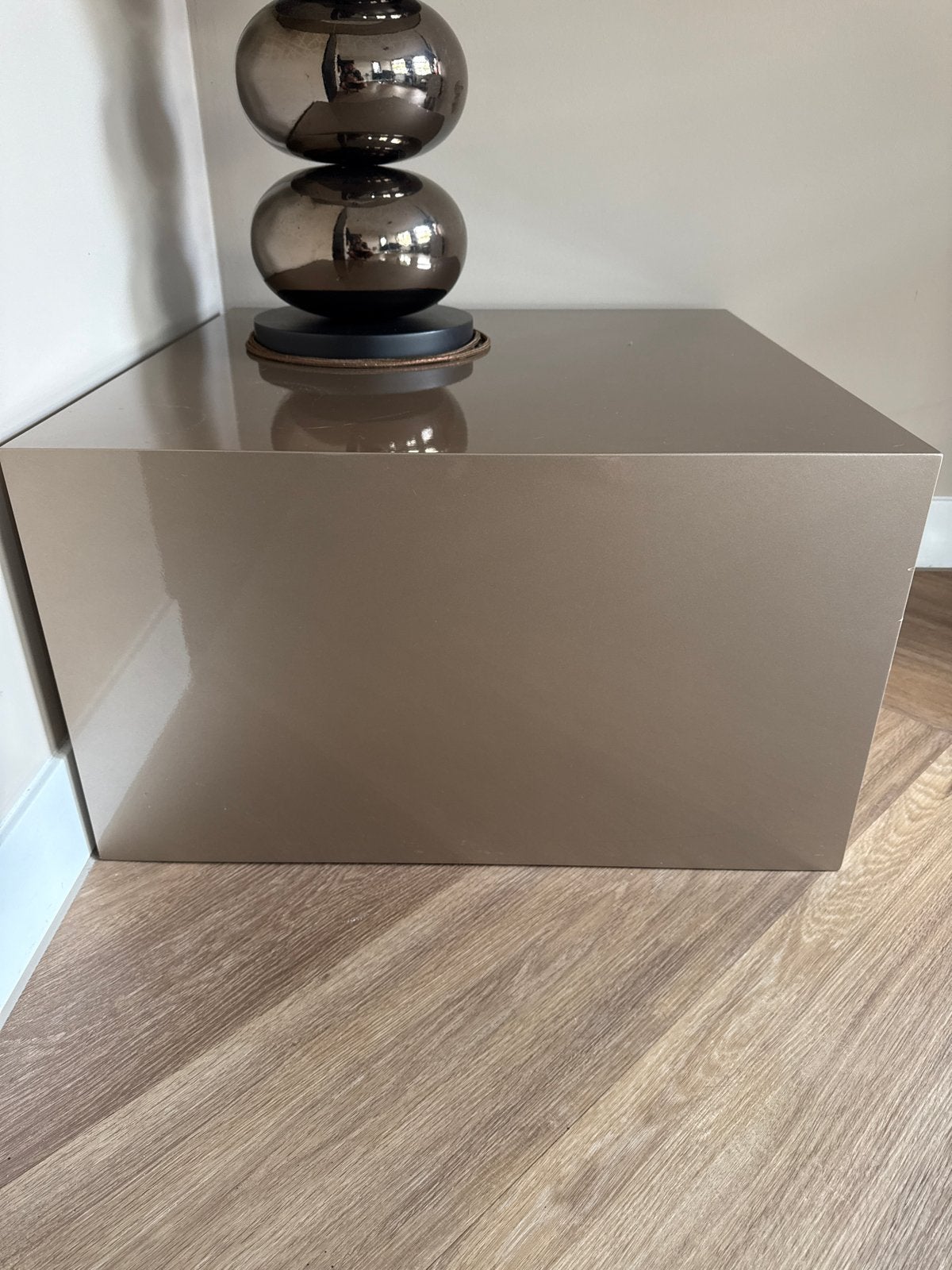 Stijlvolle vierkante bijzettafel in brons, Huis en Inrichting, Tafels | Bijzettafels, Ophalen, Vierkant, 55 tot 75 cm, Zo goed als nieuw