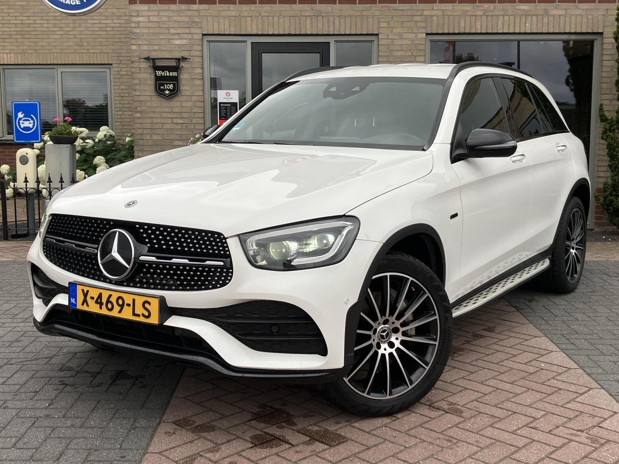 Mercedes-Benz GLC-klasse 300e 4MATIC AMG | MBUX | Trekhaak |, Auto's, Automaat, 14 kWh, Gebruikt, Euro 6