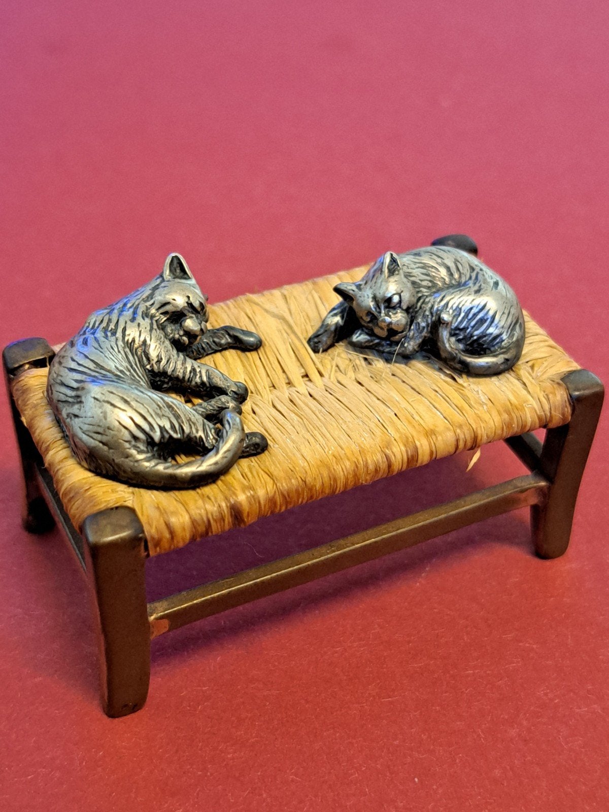 Zilveren miniatuur 2 poesjes op rieten bankje, Ophalen of Verzenden