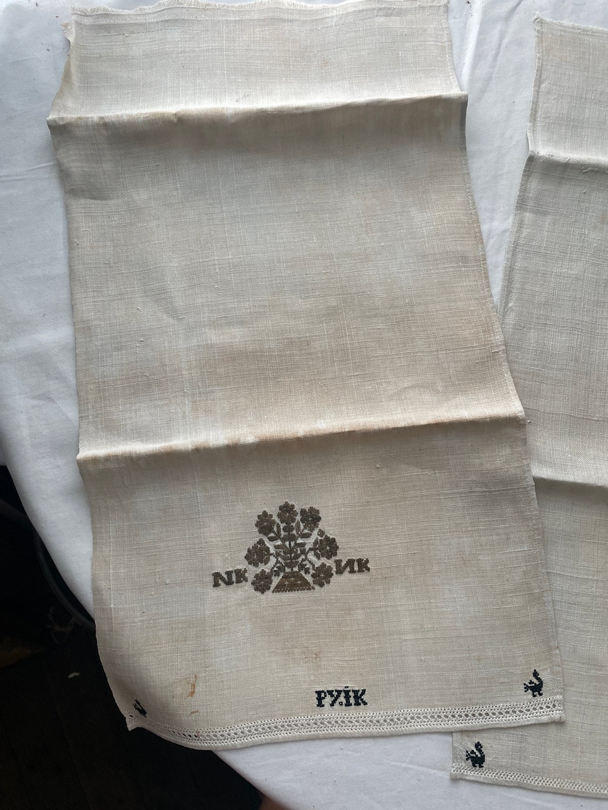 Antiek geborduurd linnen doek met monogram en bloemen, Ophalen of Verzenden
