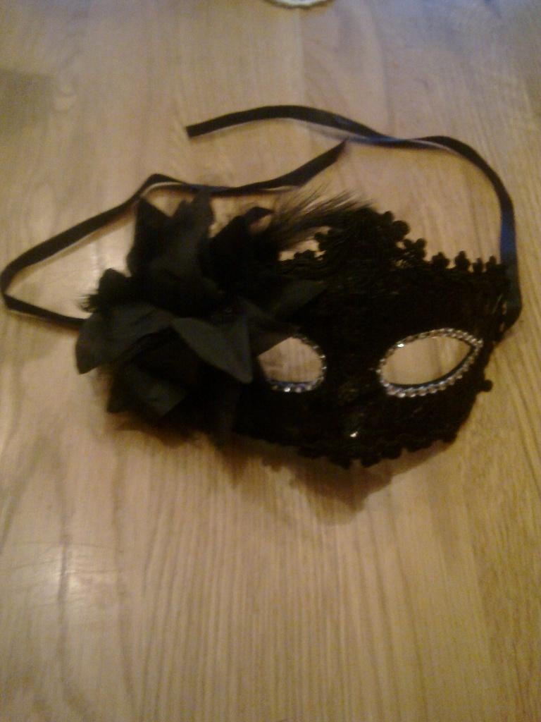 zwart venetiaans masker met bloem,strass steentjes ,veren, Carnaval, HT Trade Service GmbH & Co. KG, Verzenden, Eversburger Strasse 32 , 49090 Osnabrück, Duitsland