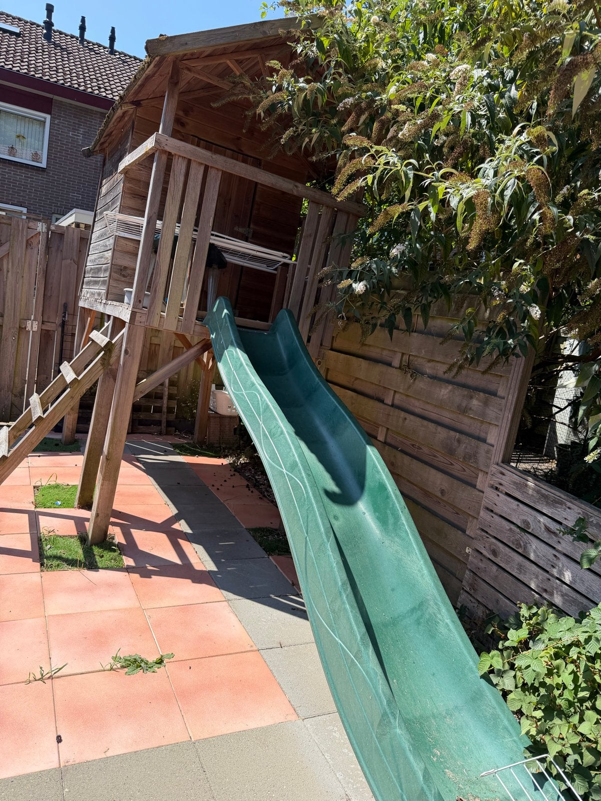 Houten speelhuisje met glijbaan en trap, Ophalen, Gebruikt, Glijbaan