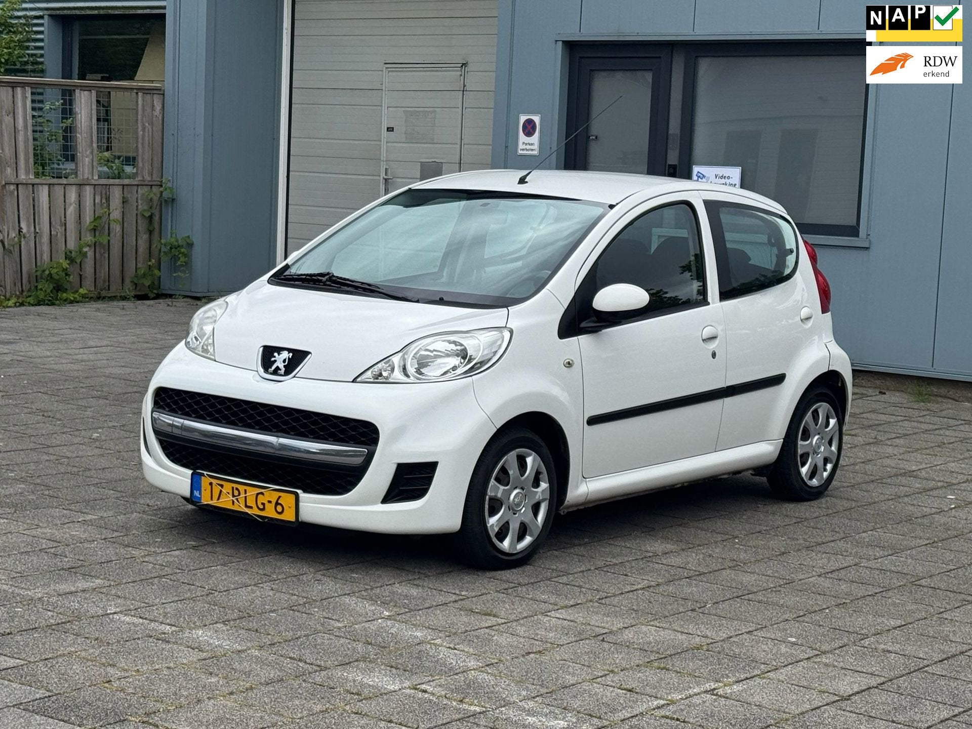 Peugeot 107 Navigatie.1de eigenaar. Nieuwe apk.airco, Voorwielaandrijving, Euro 5, Gebruikt, 4 stoelen