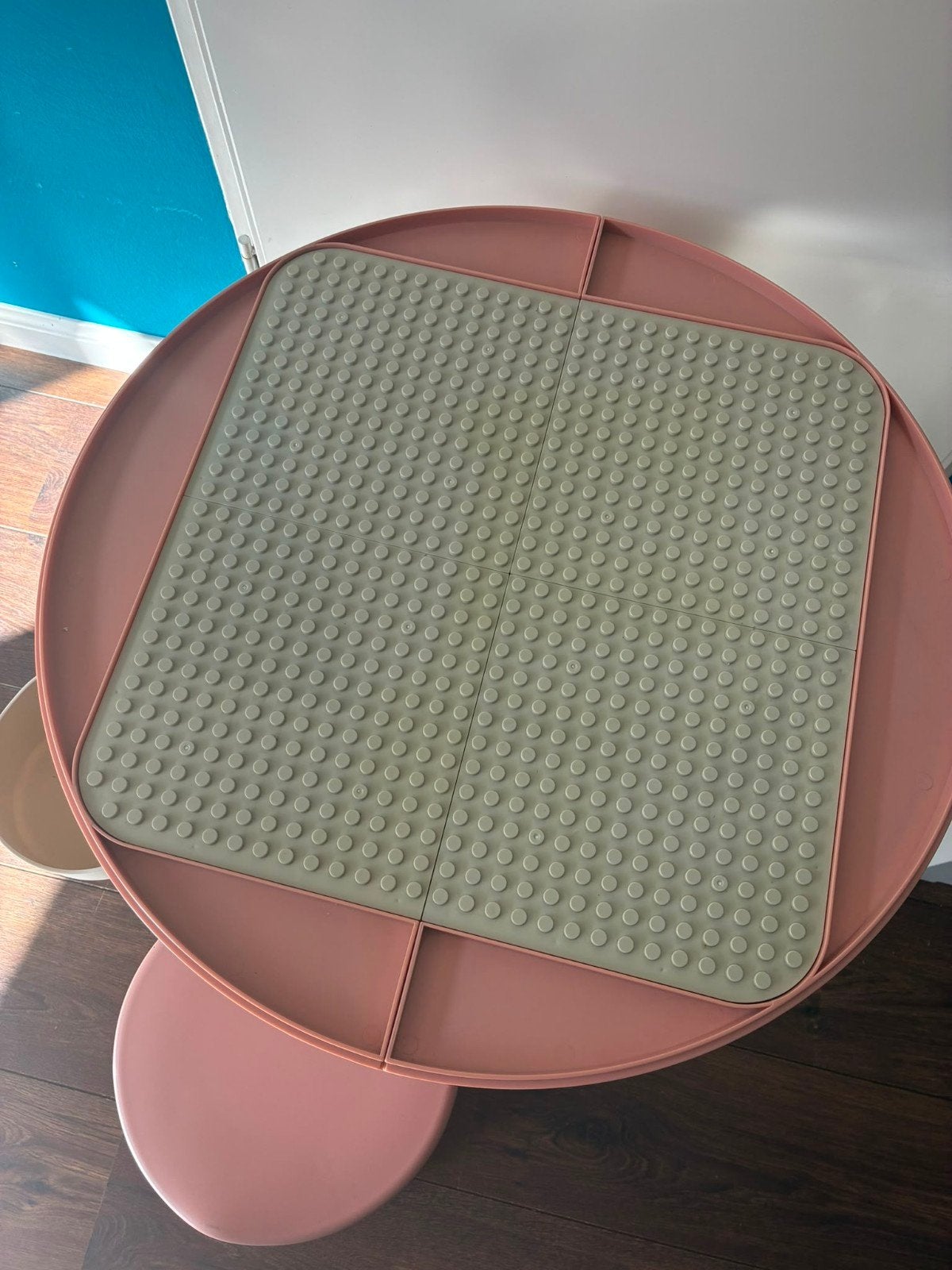 Roze duplo tafel met krukje inclusief vijf DUPLO sets., Ophalen, Zo goed als nieuw, Overige merken