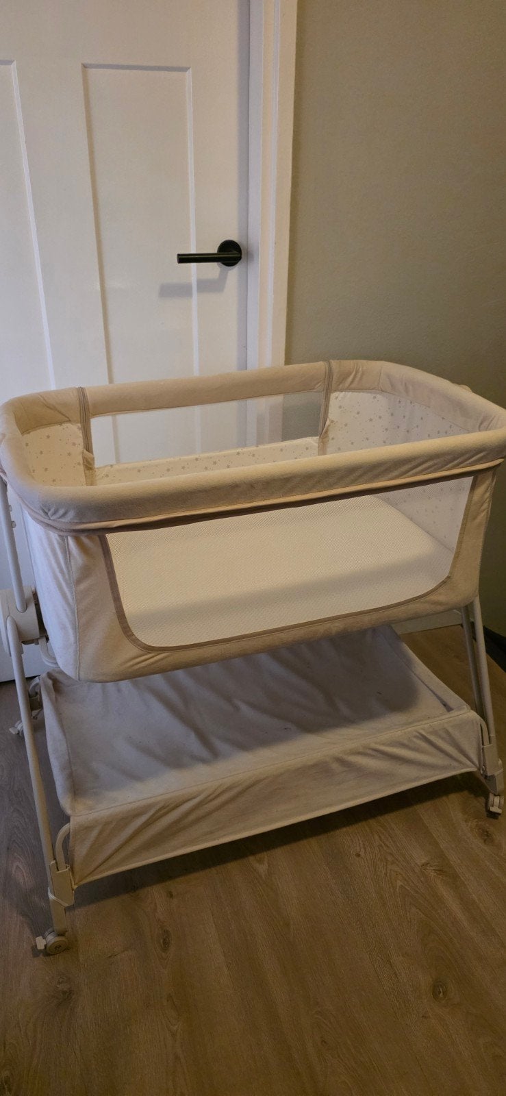 Puck Co-sleeper - Beige - Zo goed als nieuw, Kinderen en Baby's, Kinderkamer | Bedden, Ophalen, Zo goed als nieuw