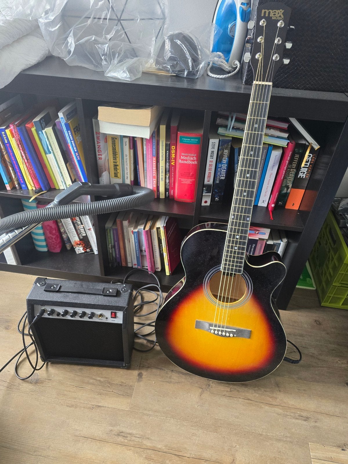 Akoestische gitaar met versterker en accessoires, Ophalen