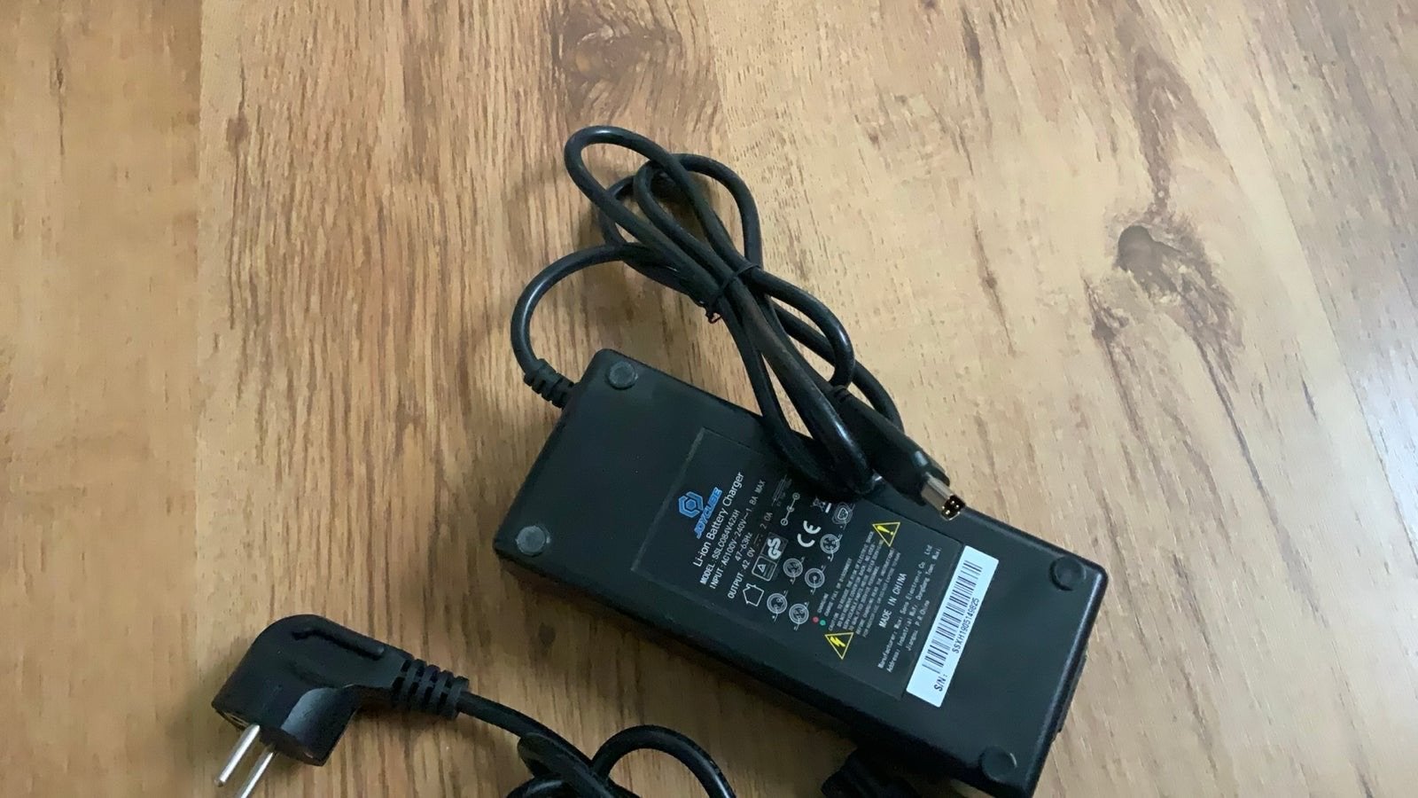 Stella oplader voor e-bike accu, Fietsen en Brommers, Fietsaccessoires | Fietsaccu's, Ophalen of Verzenden, Zo goed als nieuw