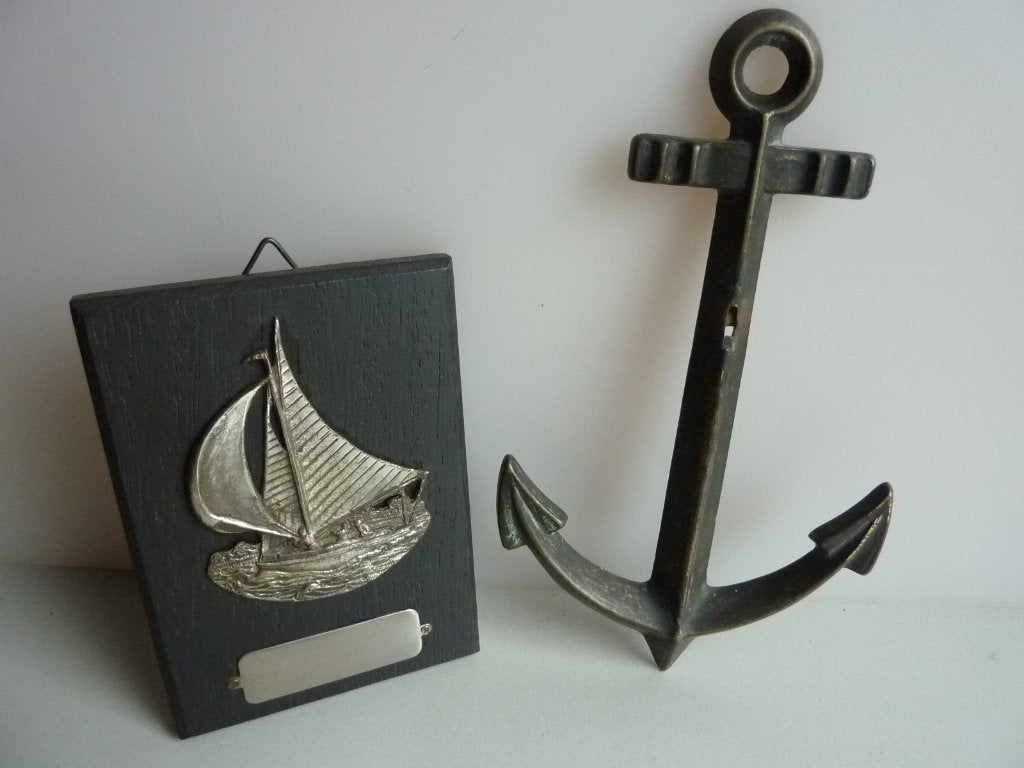 Houten bordje met zeilschip en messing anker, Ophalen of Verzenden, Zo goed als nieuw, Motorboot of Zeilboot