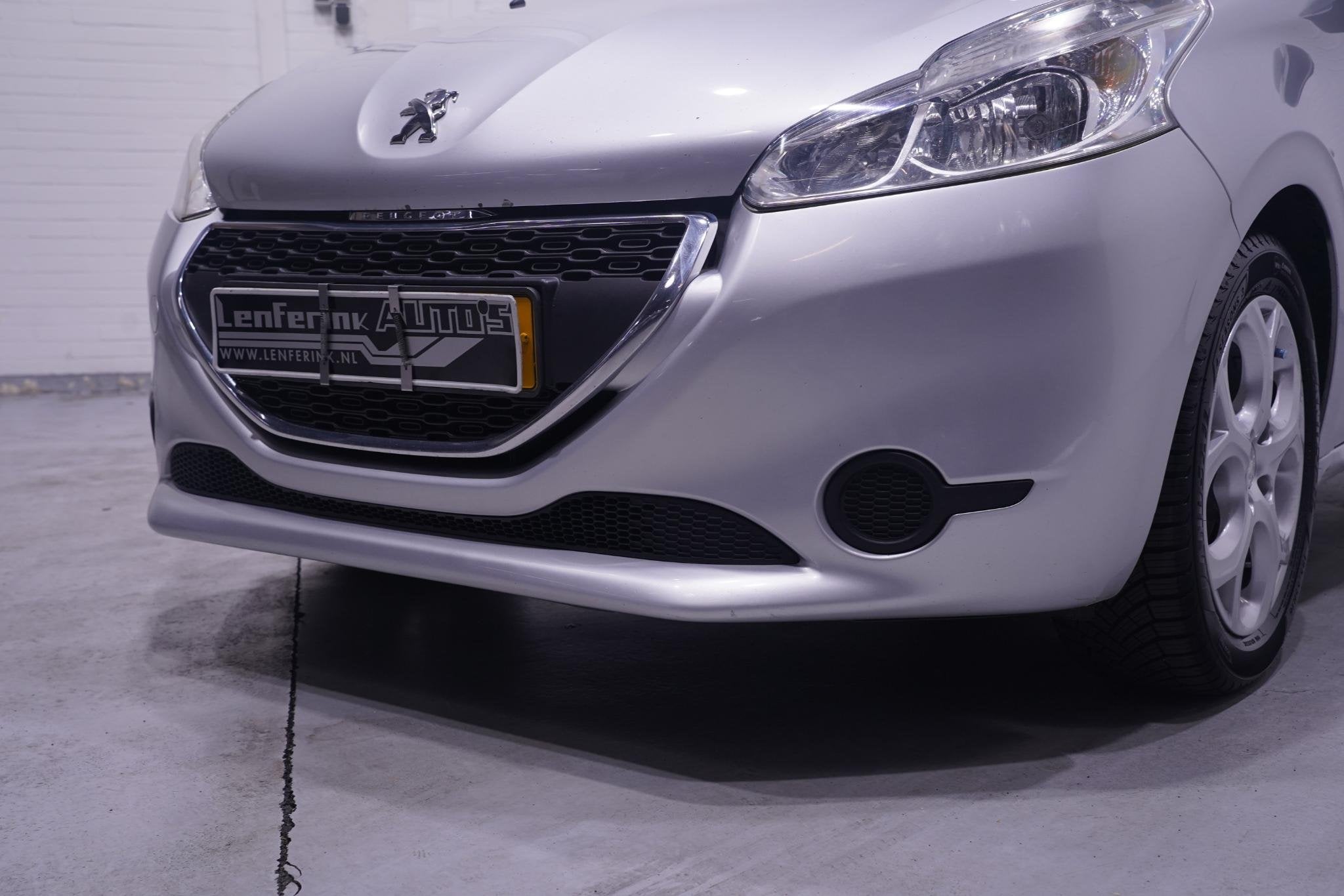 Foto 6 van Peugeot 208 1.2 VTi Blue Lease Navigatie Cruisecontrol