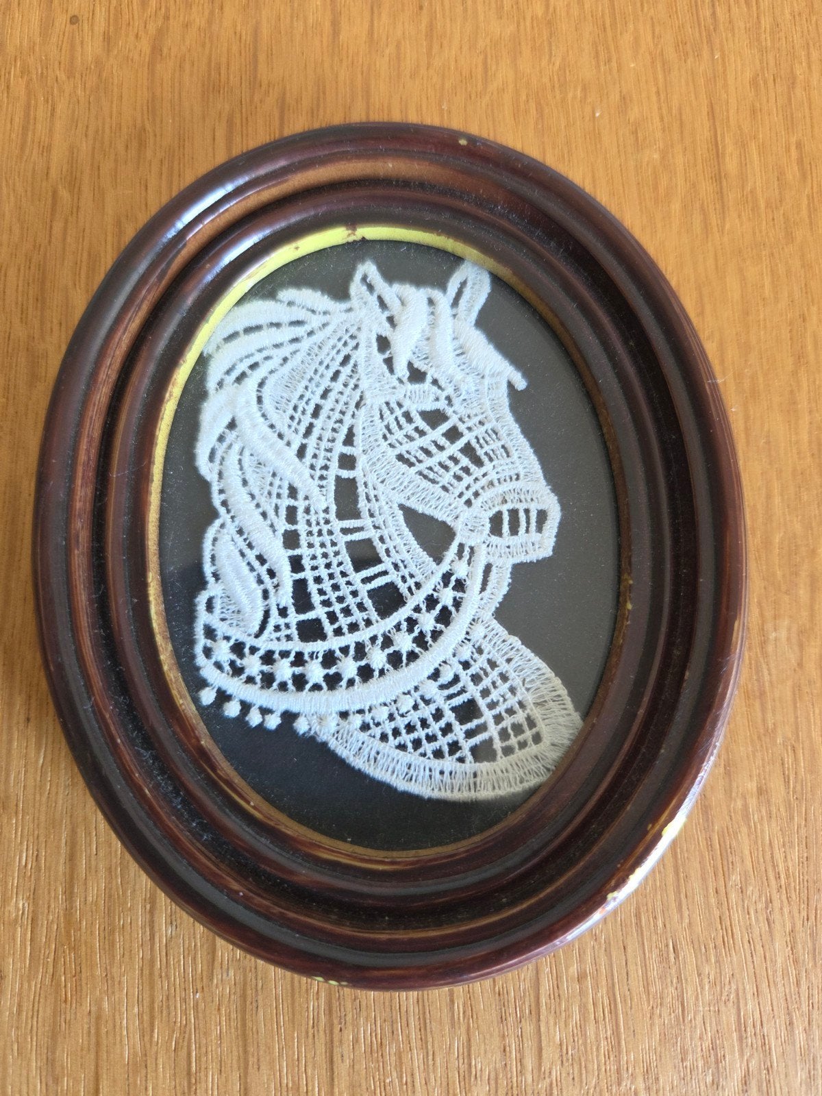 Medaillon met fijn kantkloswerk, Paard, Brugse kant, ovaal, Antiek en Kunst, Curiosa en Brocante, Ophalen of Verzenden