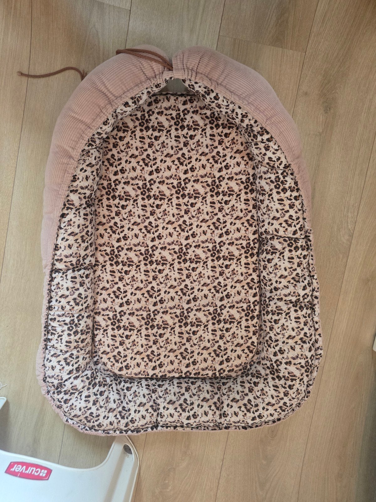 Babynestje met luipaardprint en roze ribstof, Ophalen, Zo goed als nieuw, Overige typen