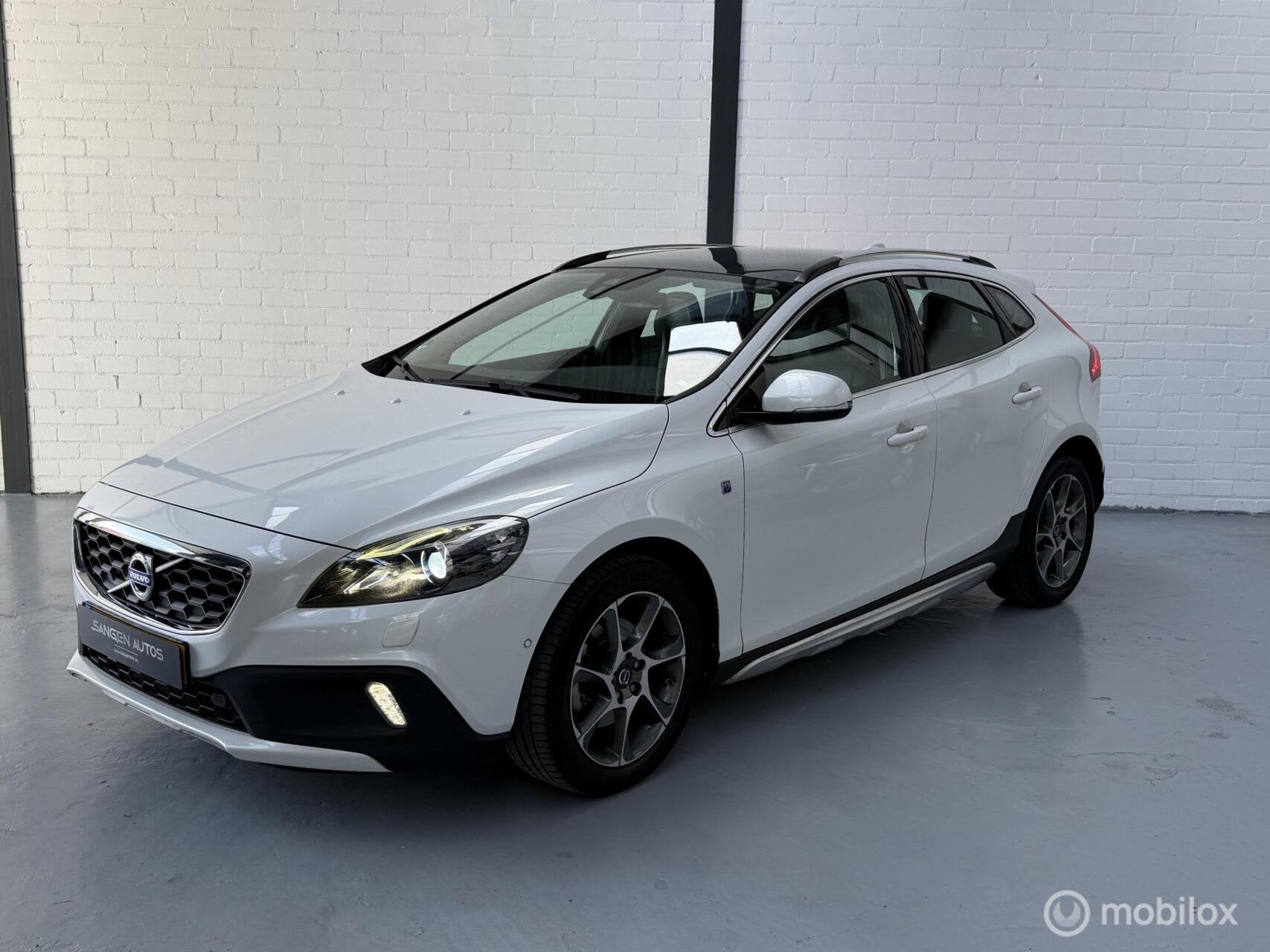 Volvo V40 Cross Country 1.6 T4 Ocean Race Leder Pano Navi, Auto's, Voorwielaandrijving, Gebruikt, 4 cilinders, 179 pk