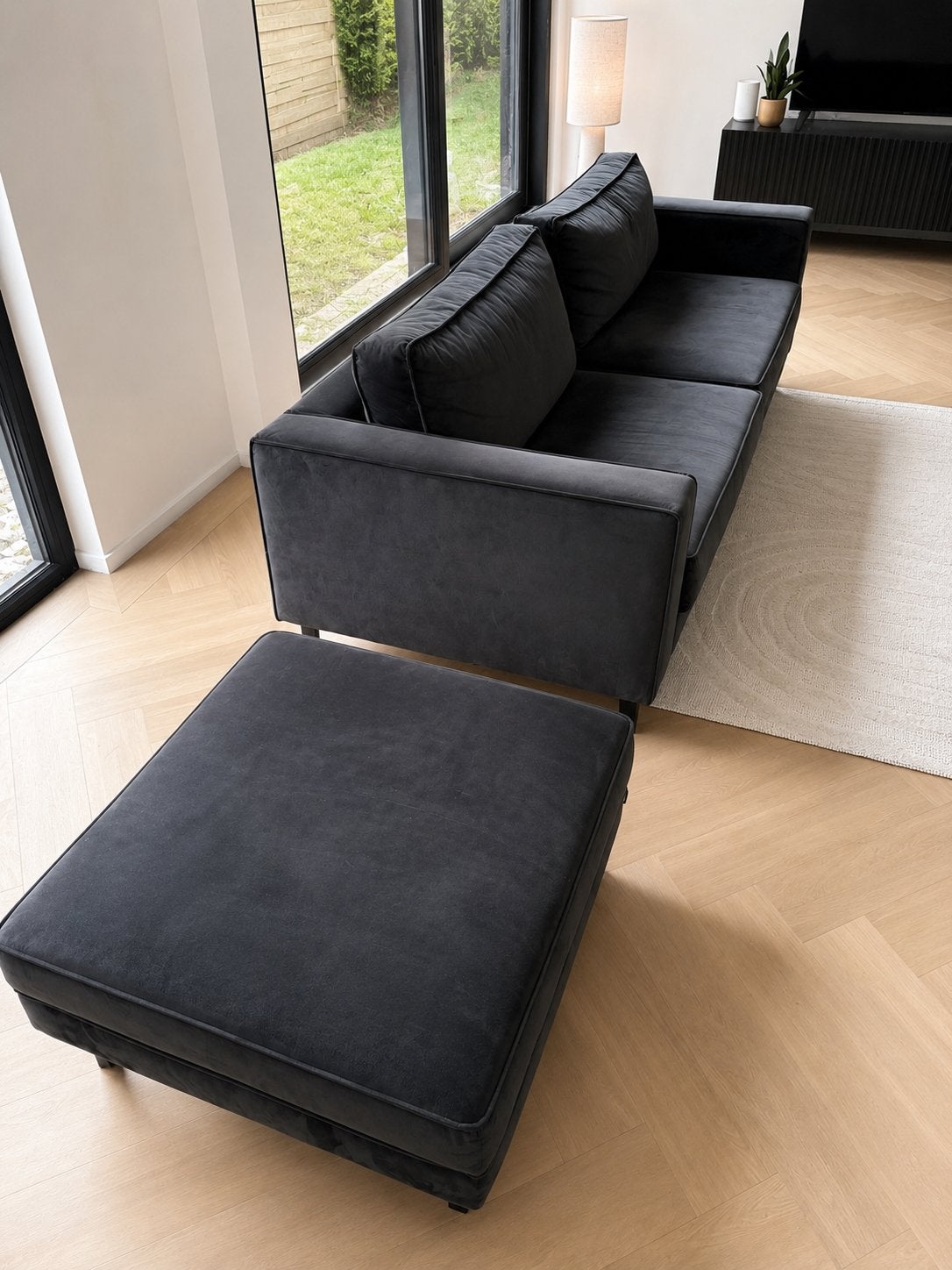 WOOOD Velvet 2,5-zitsbank met hocker - donkergrijs, Huis en Inrichting, Ophalen, Gebruikt, Driepersoons, 75 tot 100 cm