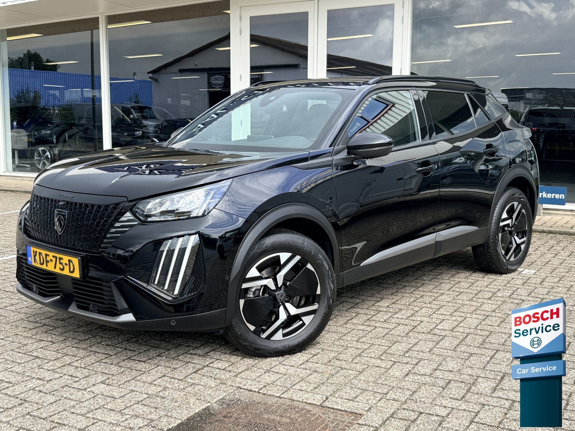 Peugeot 2008 1.2 Hybrid 136 Allure | LED | Navi | Keyless |, Auto's, Gebruikt, 1199 cc, Leder en Stof, Zwart