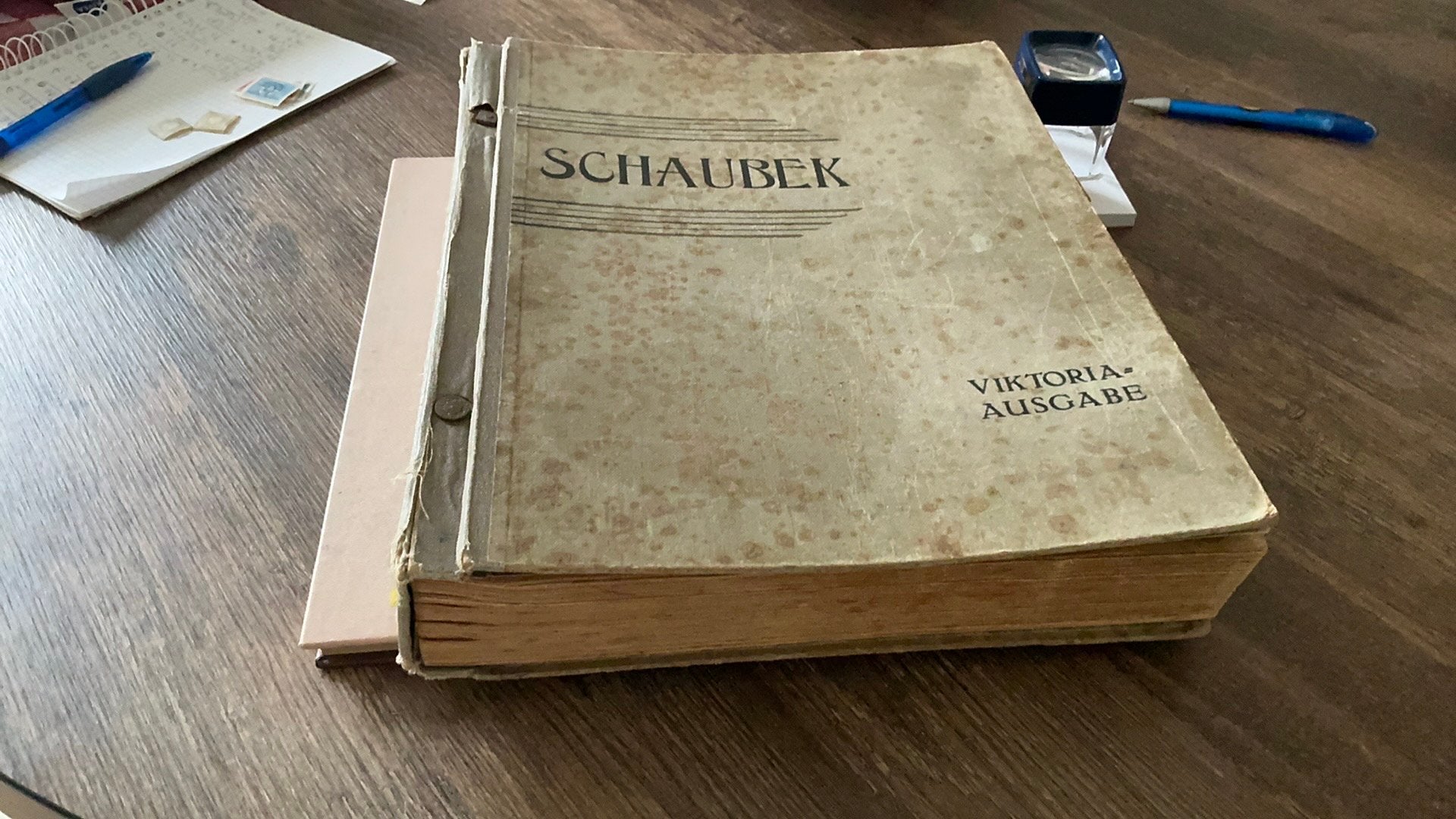 Verzameling postzegels in oud, dik Schaubek album, Ophalen of Verzenden, Buitenland