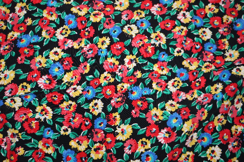 meerkleurige, gebloemde stof, Overige materialen, Nieuw, Ophalen of Verzenden, 30 tot 120 cm