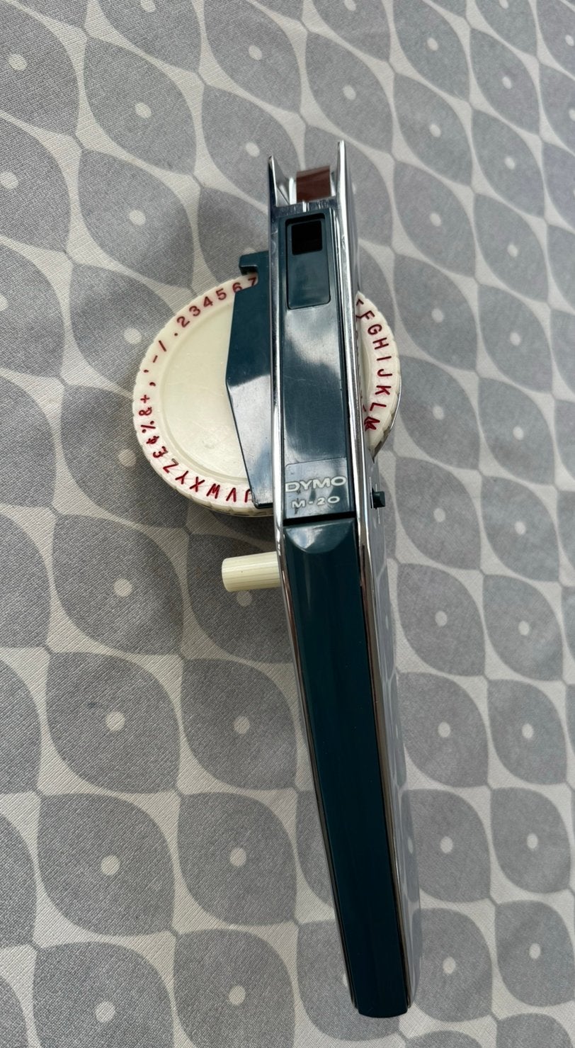 Vintage DYMO M-20 labelmaker – retro – chroom/blauw, Ophalen of Verzenden, Zo goed als nieuw, Tape-label, Dymo