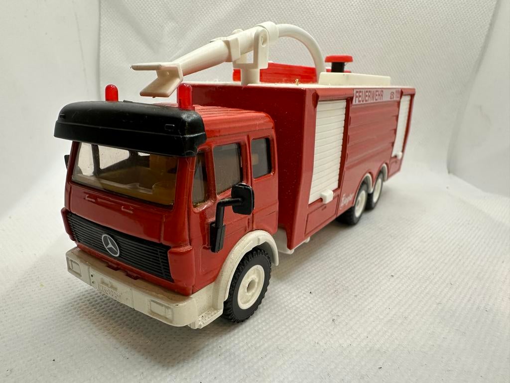 Siku 3429 Mercedes Brandweer met Blus-systeem, Hobby en Vrije tijd, Modelauto's | 1:50, Ophalen of Verzenden, Zo goed als nieuw