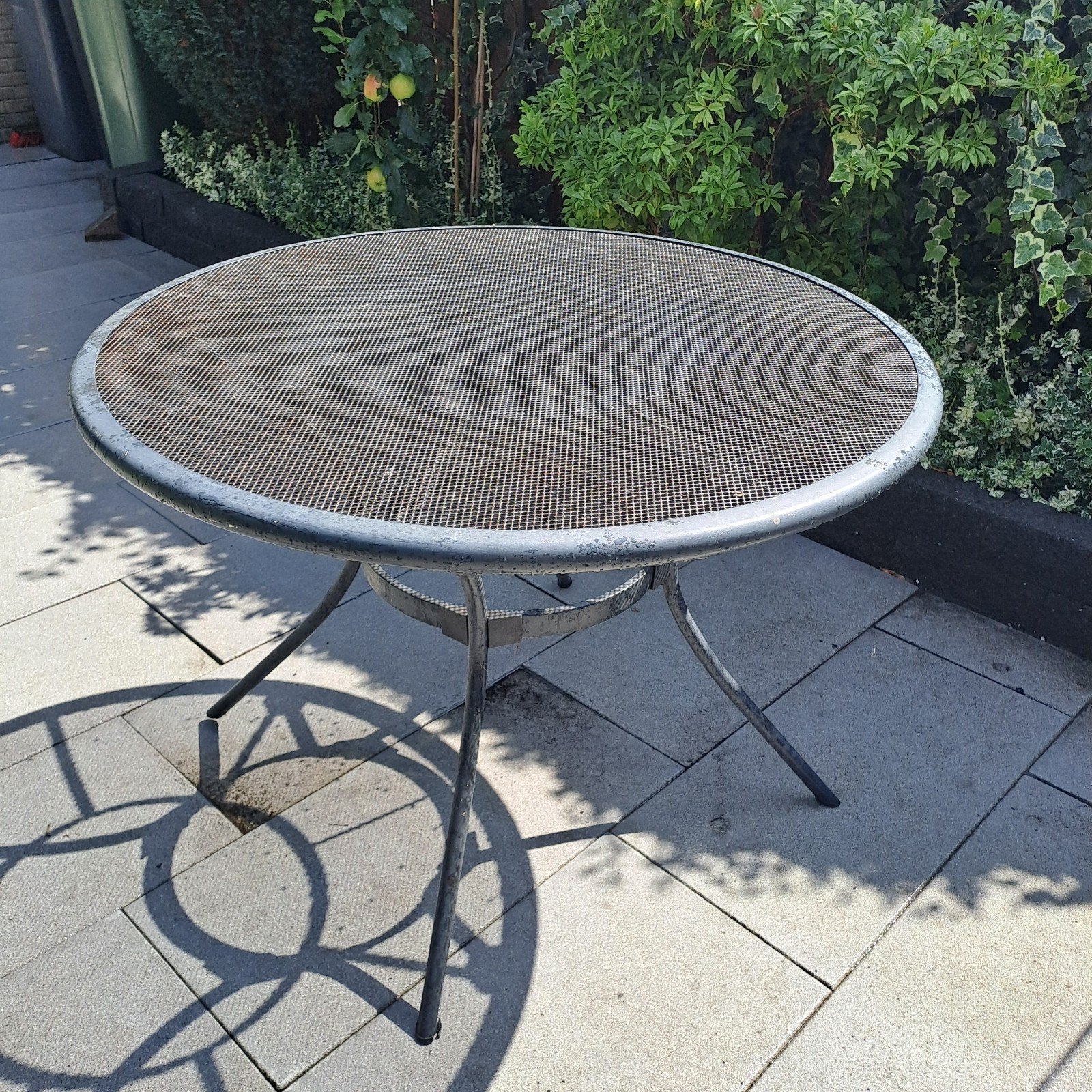 Tuintafel --> gratis in ruil voor pak nep cornetto's, Tuin en Terras, Ophalen, Gebruikt, Rond, Metaal