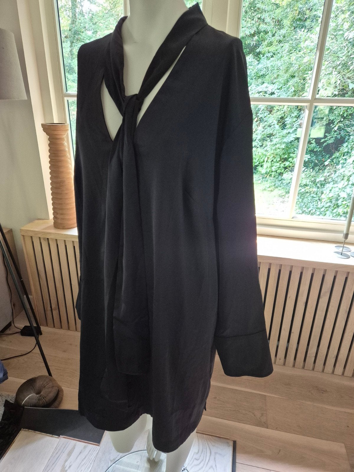 Zwarte satijnen blousejurk met strikdetail, Zwart, Maat 46/48 (XL) of groter, Ophalen of Verzenden, Boven de knie